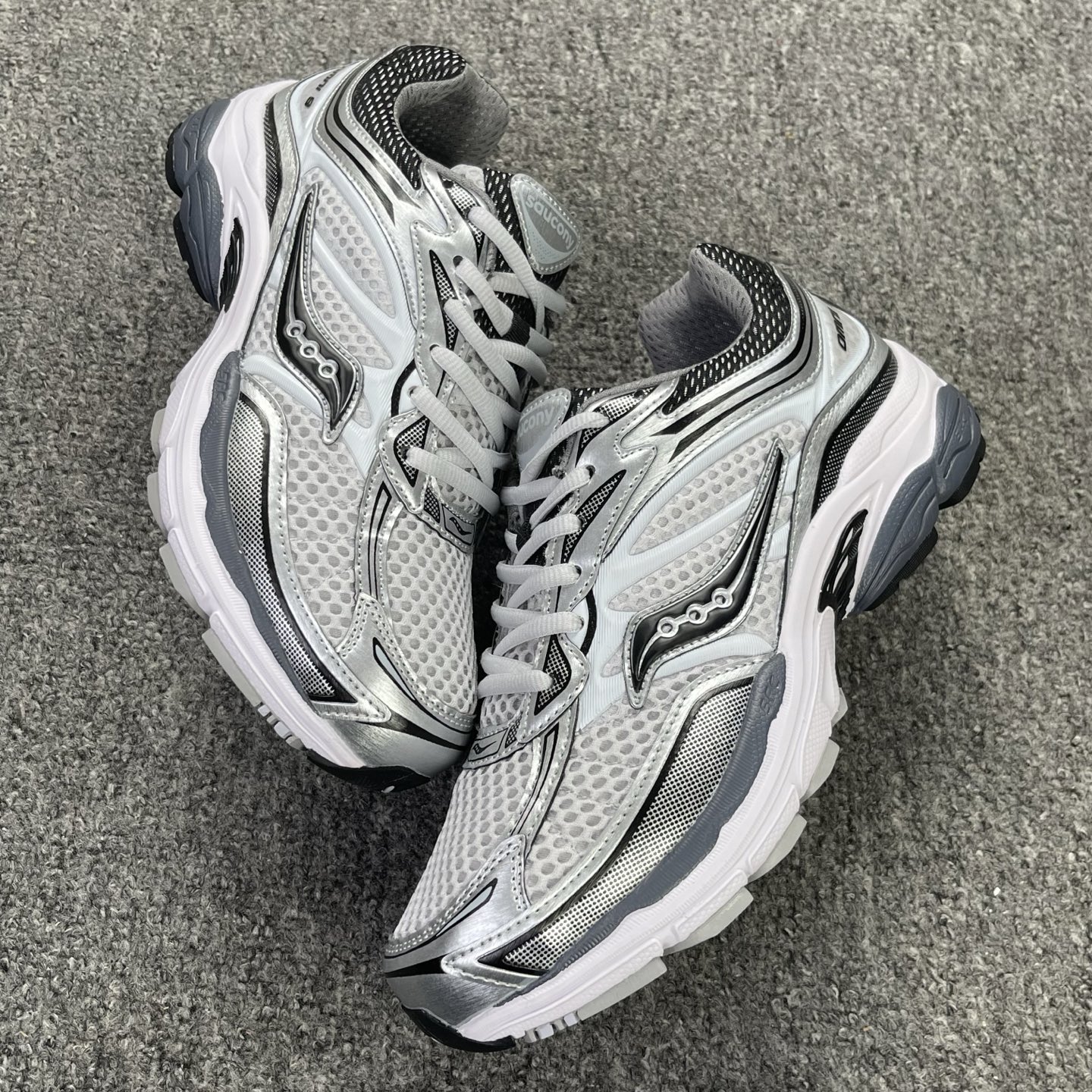 Saucony ProGrid Omni 9