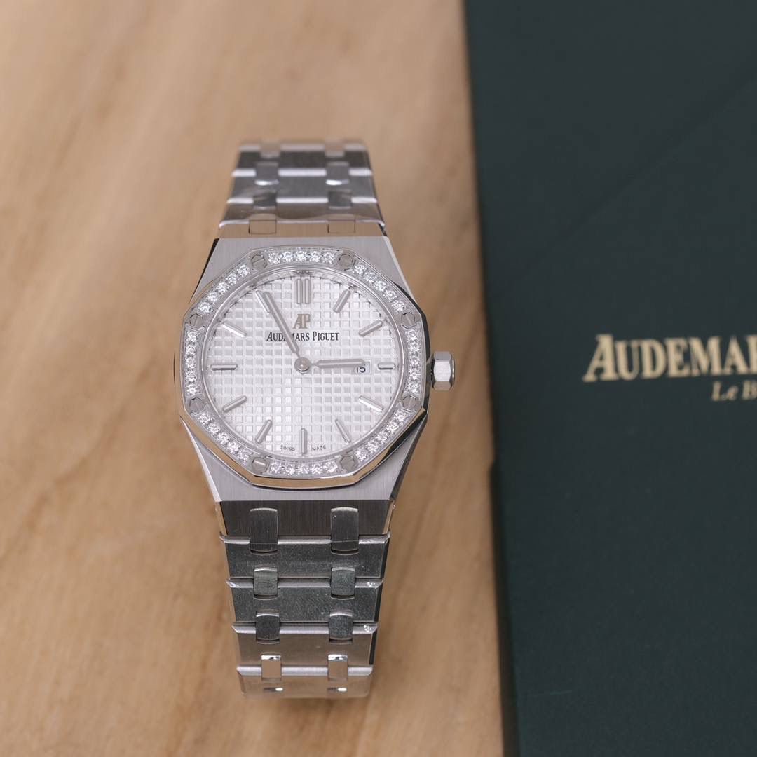 爱彼皇家橡树系列女士腕表，镶钻银色表盘，精钢表链