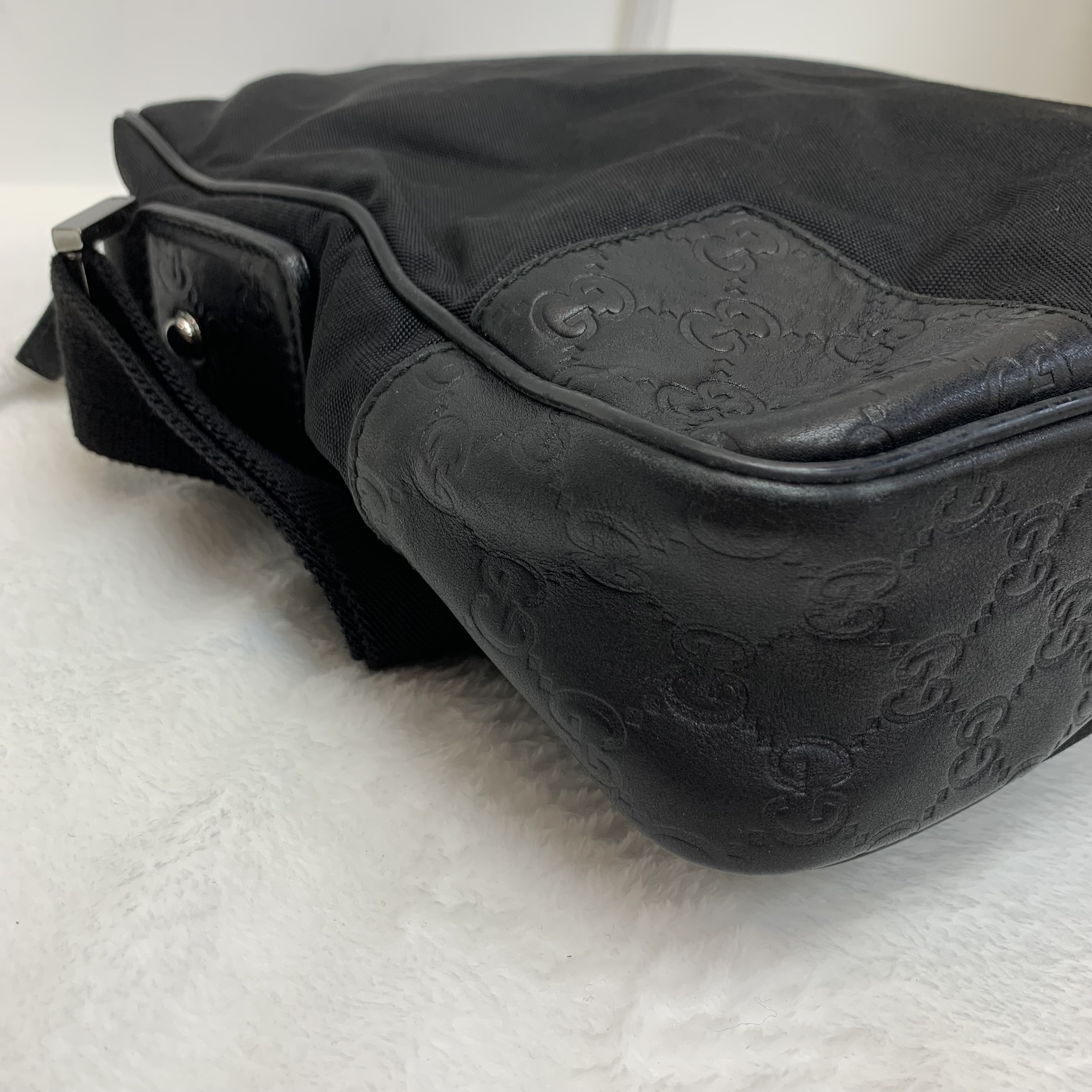 Gucci 壓紋斜挎包