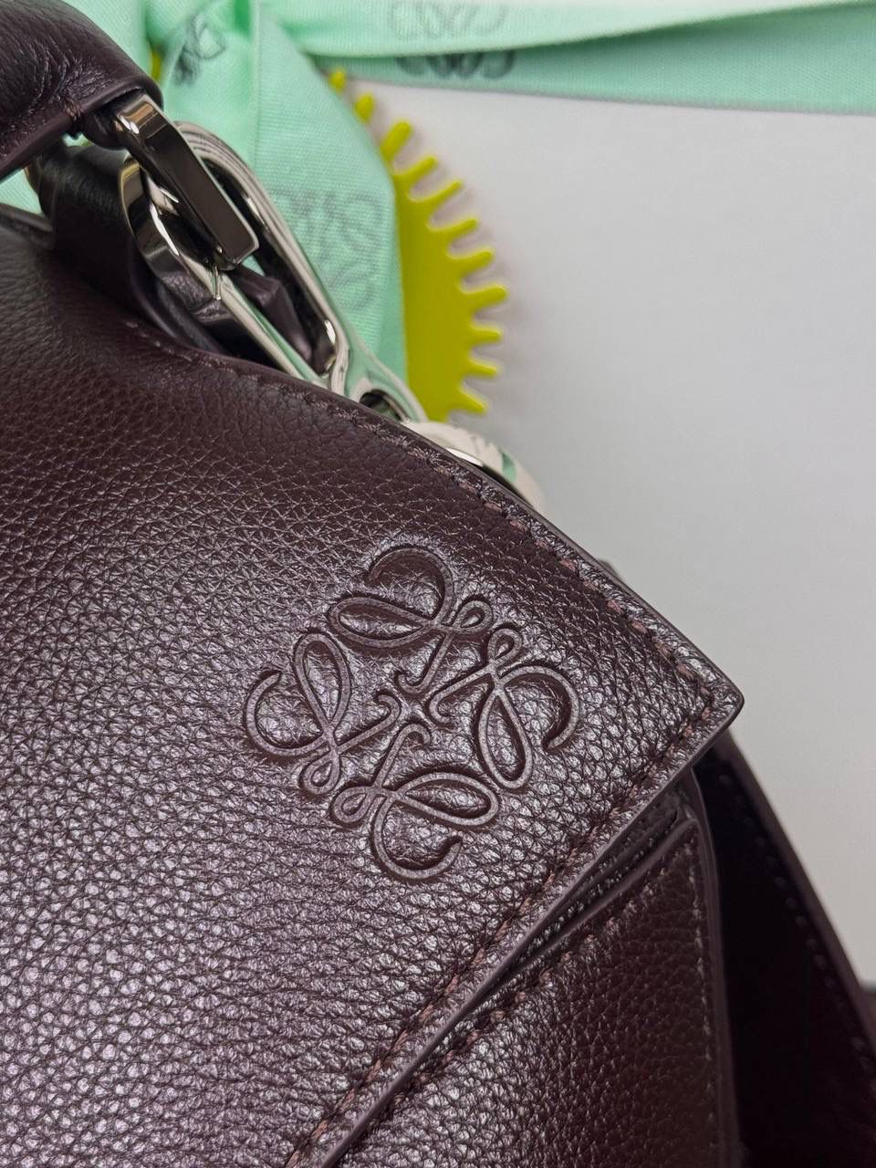 🎈【全钢】大号鹿皮𝘗𝘶𝘻𝘻𝘭𝘦* ——【👉🏻牛血色到货✅】 尺寸：𝟑𝟐.𝟓-𝟏𝟒.𝟓-𝟐𝟑.𝟓𝐜𝐦 编码：260403 【配全套包装】 ❤️经典拼图系列•不规则立体几何设计•最具辨识度的立体廓形和几何美学•顶级进口皮搭配德国沙菲线•独家定制五金•𝗬𝗞𝗞拉链拉头。 ❤️该款大号采用鹿皮革制成•绒面内里•搭配一条可拆卸可调节的皮肩带•肩背斜挎或手提多样化背法。