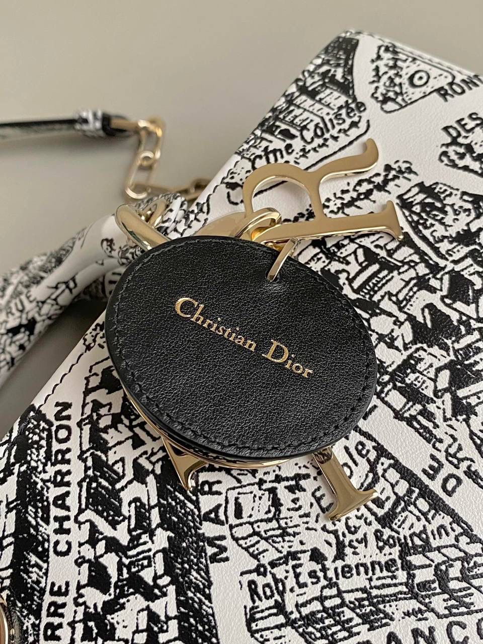 巴黎地图中号🩶🩶 𝗗𝗶𝗼𝗿 𝗗-𝗝𝗼𝘆 𝗯𝗮𝗴涂鸦款，新色 把巴黎地图以涂鸦艺术印花在整个包身也是绝了 黑白色调干净利落，复古又神秘的法式浪漫 长方包形，短链条➕细长肩带直接封神！！😍💕 复古时髦感超强，真是什么场合都可以把住 绝对是lady中的天花板了，强势出圈啦姐妹们 26 x 13.5 x 5cm