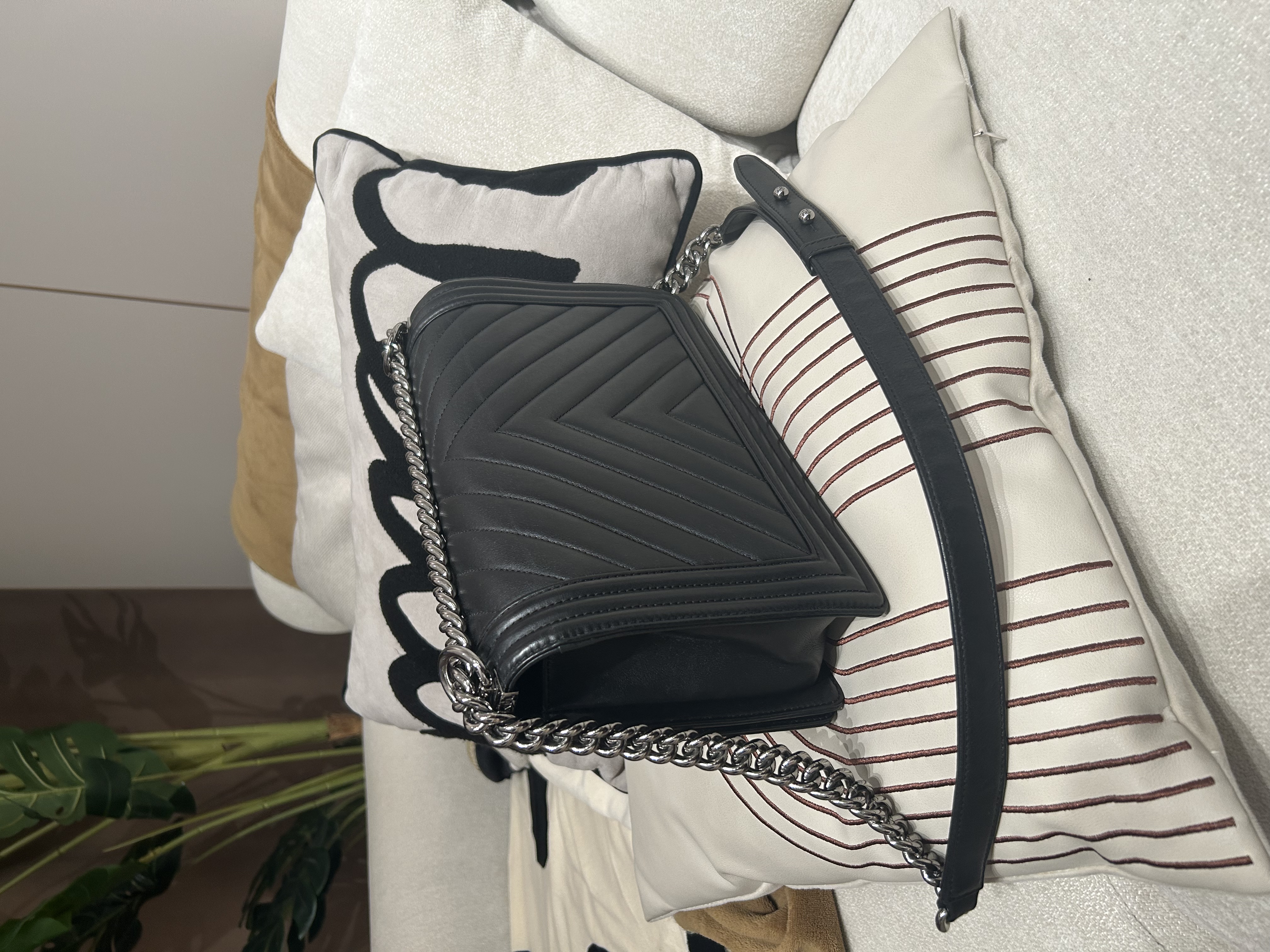 Chanel boy Chanel 28cm黑色牛皮銀扣  100%Authentic ,95%new ✅26CARD✅塵袋✅盒 