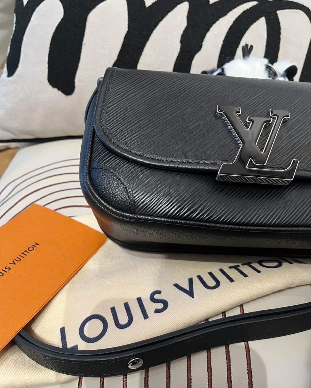 Lv buci crossbody bag M59386 100%Authentic,98%new ✅香港專門店收據✅NFC✅dust bag