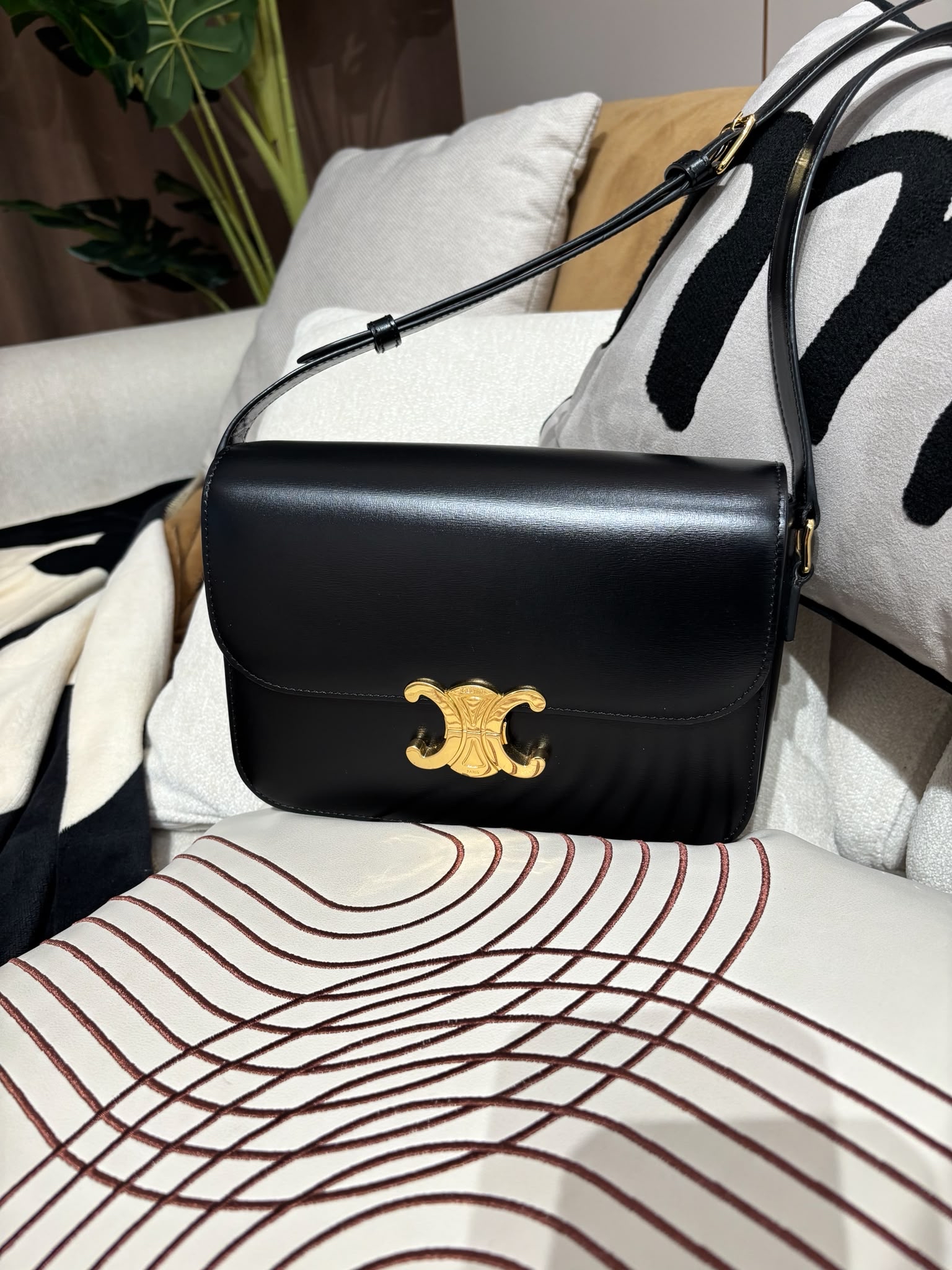 Celine CLASSIQUE TRIOMPHE 黑金凱旋門 box medium flap bag 22x15.5x6cm 100%Authentic ,95%new  ✅tap booklet ✅dust bag✅box  專門店售價$32,000✨📣