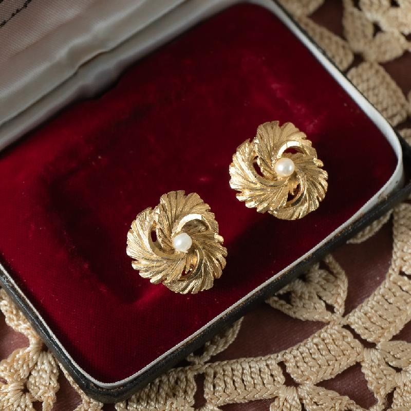 American Brand BSK C.a. 1960s Golden Swivel Floral Faux Pearl Clip Earrings (MT800)