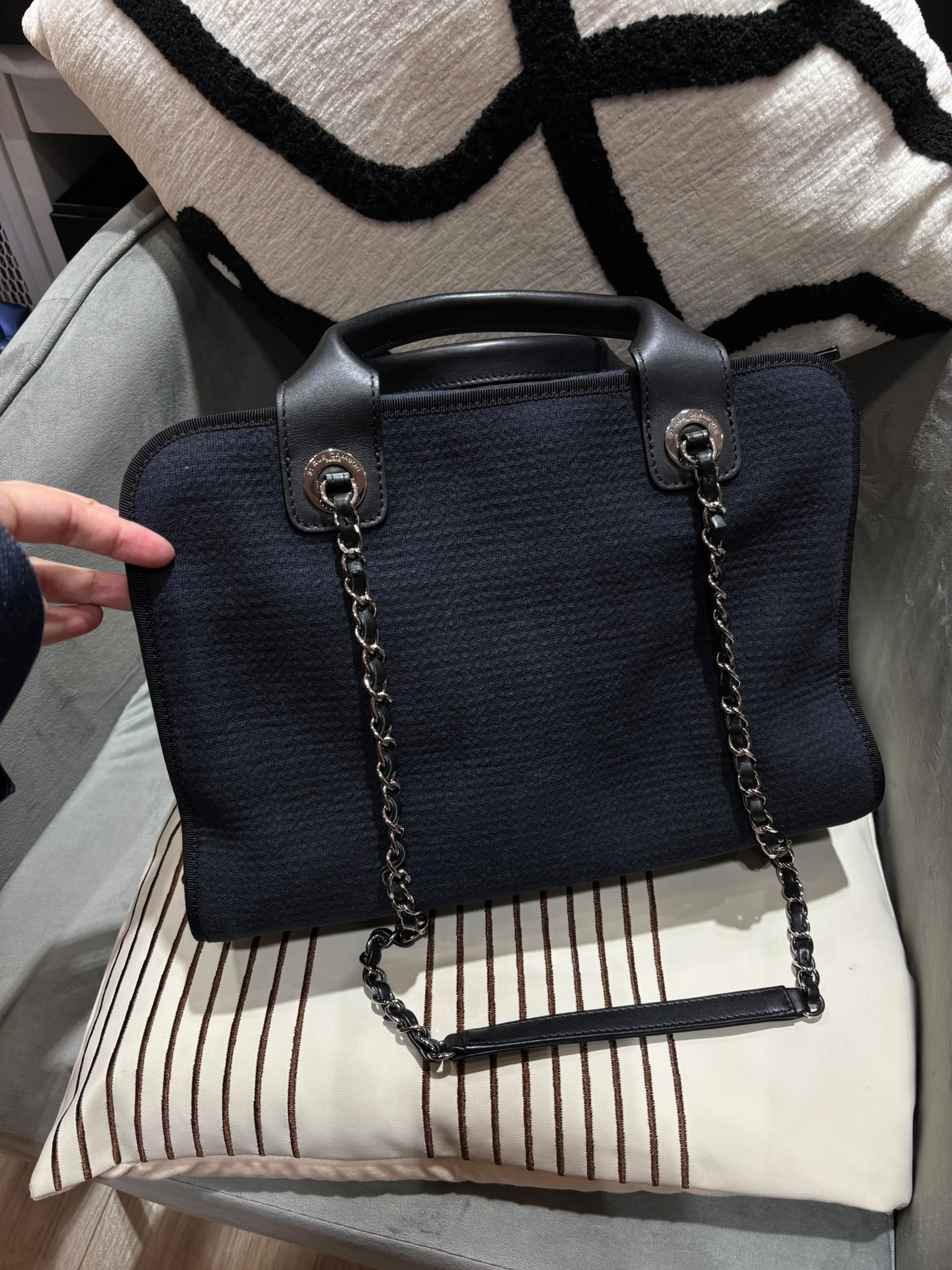 Chanel deauville Boston bag  Navy 100%Authentic,98%new  ✅晶片✅Dust bag 