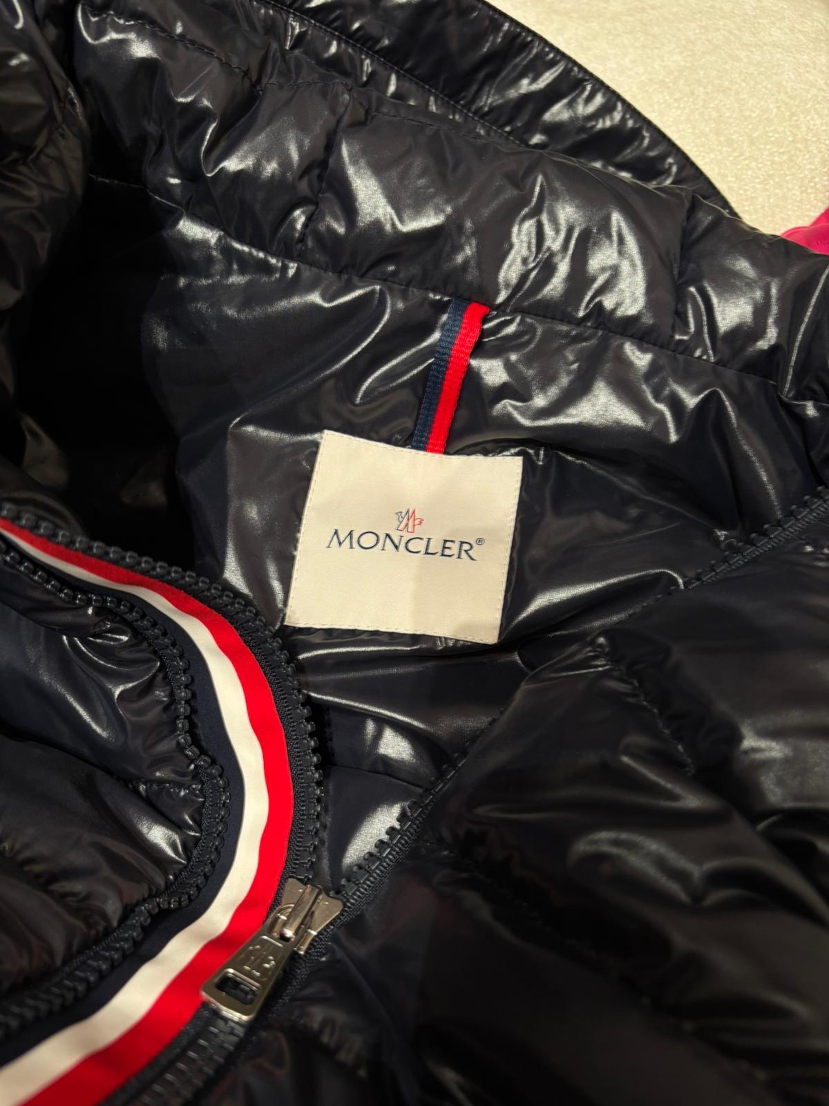 MONCLER outer size 1 ,90% Down, 10 % Feather Outer 90%鵝絨,10%羽毛 navy外套 98%new