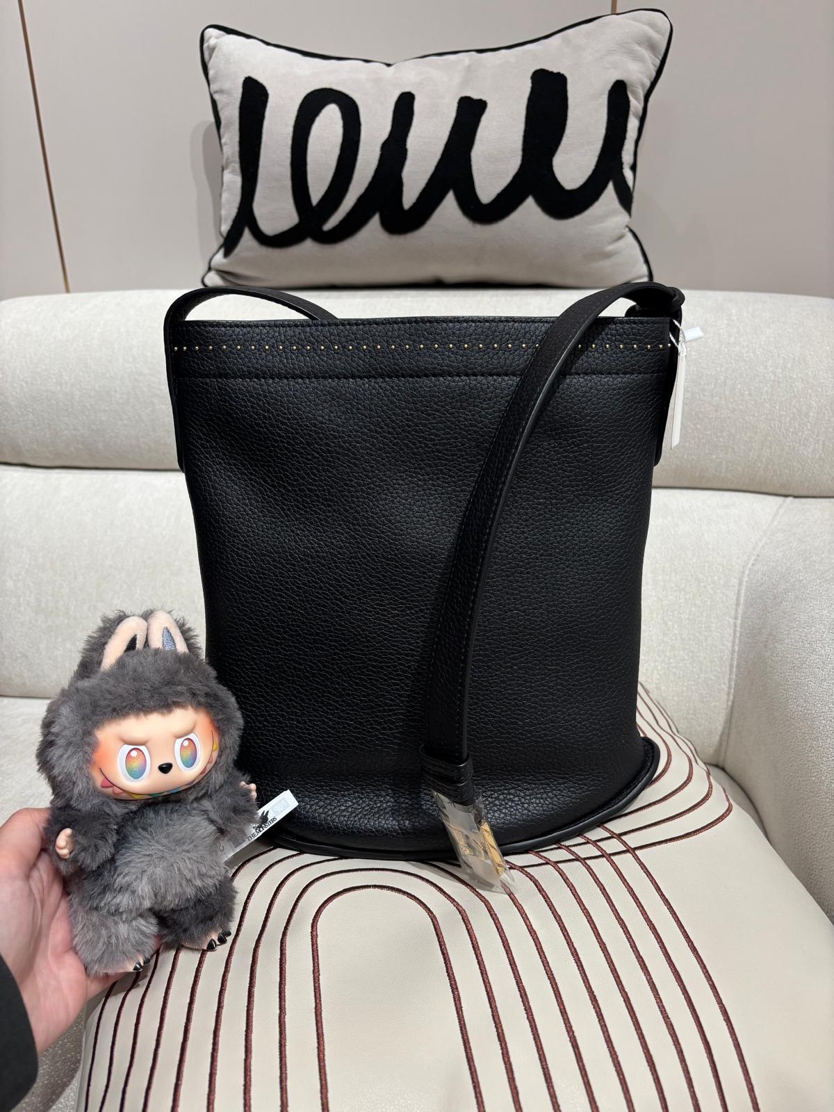 Delvaux Pin Daily Surpiqué Taurillon Soft MM 黑色牛皮金扣 100%Authentic, 95%New  ✅證書✅Dust bag