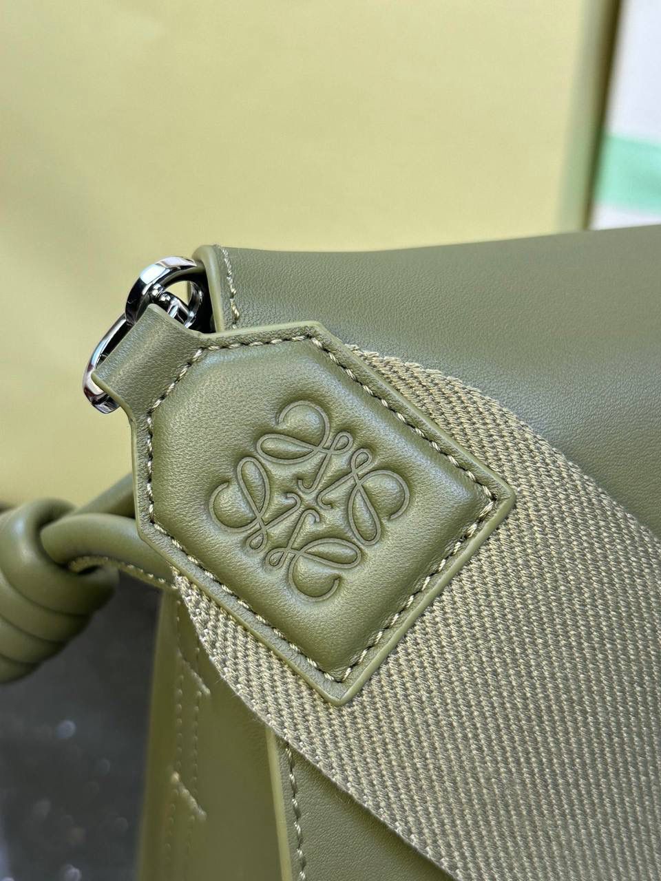 【全皮橄榄色】 𝙇𝙤𝙚𝙬𝙚 𝙁𝙡𝙖𝙢𝙚𝙣𝙘𝙤 𝙎𝙖𝙩𝙘𝙝𝙚𝙡 福袋款邮差包 ➕刺绣🅾️字母宽肩带 编码：062404 尺寸：𝟑𝟒-𝟏𝟐-𝟐𝟒𝐜𝐦 新款以经典福袋收缩打结为元素，采用内部麂皮➕外部进口小牛皮➕刺绣字母宽肩带的精致搭配打造全新升级款邮差包🅰️，可斜挎、肩背和手提，超大容量满足日常所需🎈