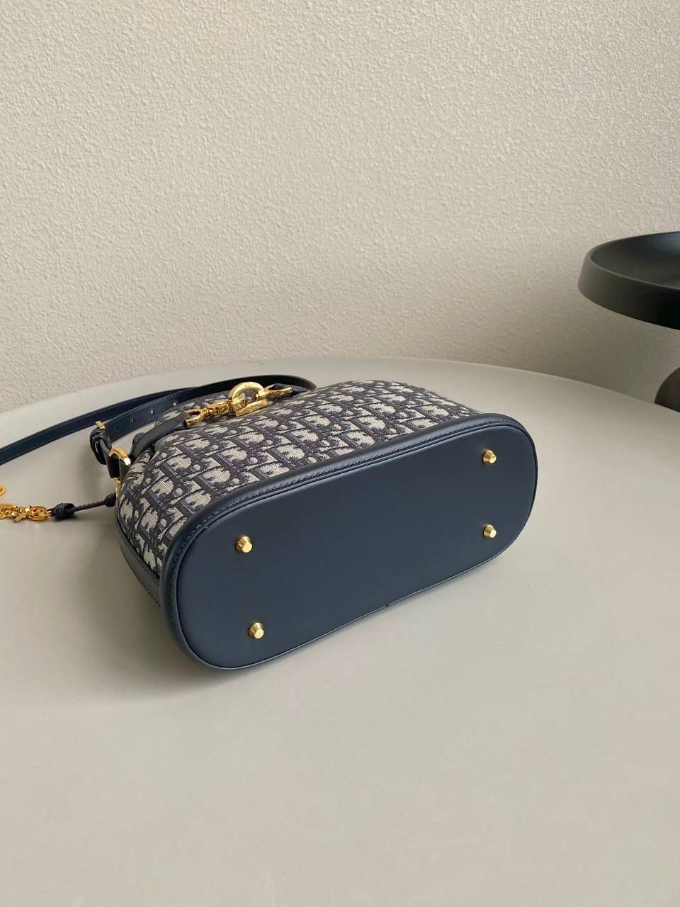 🈶老花蓝，中号 𝗖𝗘𝗦𝗧 𝗗𝗜𝗢𝗥 全新水桶包 一出场就是王炸！今年款式特别好看 怎么这么有设计感啊，像只钱袋子哈哈 旋转D字母开合CD锁扣，拉紧包口安全性高 松开的时候，整个包也很随性慵懒的感觉 两条长短肩带都可以调节，链条还能拆卸的 硬型底座放着更有立体感了，氛围拉满 特别是容量大大大啊，太适合早八人了吧 一股脑东西全部放进去，主打一个通勤 又是一只焊死在身上的水桶啊！！ 中号：24×10×24.5cm，#7061m 小号：17x7x18cm