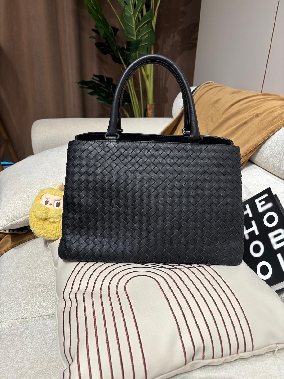 Bottega Venetia BV Shoulder Bag 100%Authentic, 98%New ✅Dust bag