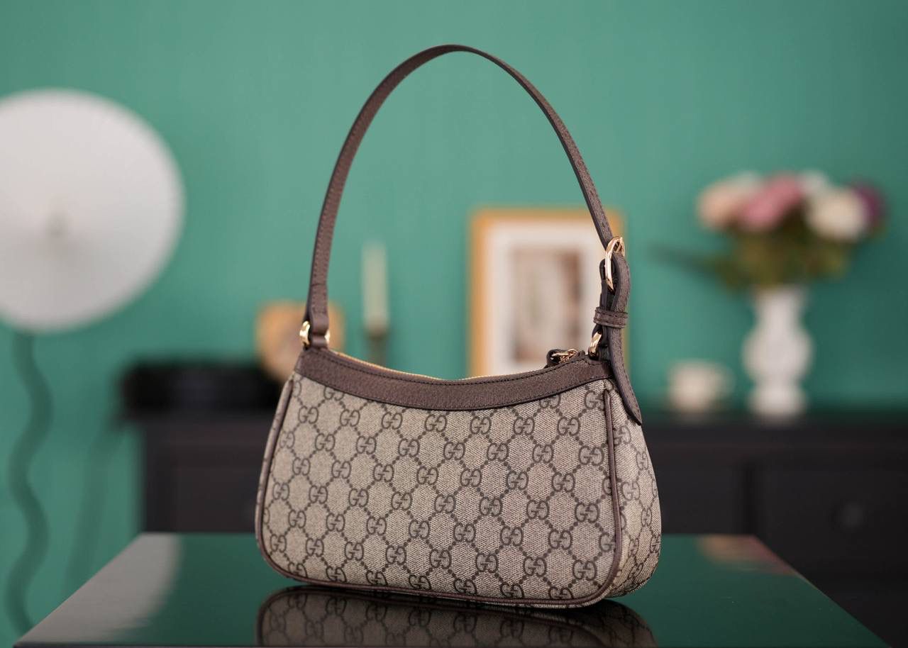 🥯GG Ophidia系列小号手袋 腋下包 棕色25cm 意大利Marbella Pellami进口皮,猪皮纹配经典的双G老花PVC,也是很别具一番风格的！简洁大方超百搭，这款腋下包版型款式都很nice，值得入手~ 官方款号 735145 尺寸：25x15x6cm