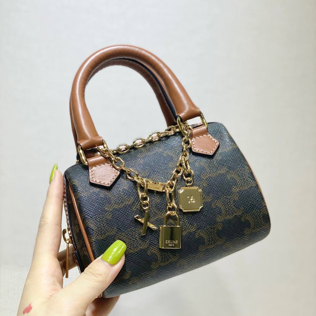 🔥大货实拍图 𝗖𝗘𝗟𝗜𝗡𝗘 ♥ 𝗧𝗥𝗜𝗢𝗠𝗣𝗛𝗘 𝗖𝗔𝗡𝗩𝗔𝗦 迷你波士顿，可爱炸💥除了可爱就是太可爱了🤣～ 型号：195112 尺寸14*9.5*8cm