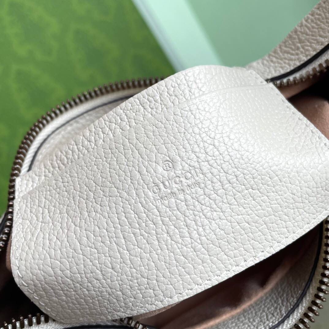 独家特级正品。G731817尺寸：25x19x7cm！Cosmogonie)系列在意大利历史悠久的蒙特城堡亮相。这一全新的新月造型小号肩背包从品牌典藏元素汲取灵感，采用柔软皮革材质呈现，并饰有在20世纪70年代亮相的双G标志🔥🔥 它配有两条可肩带 可调节肩带（55厘米高） 可拆卸链式肩带（26厘米高）