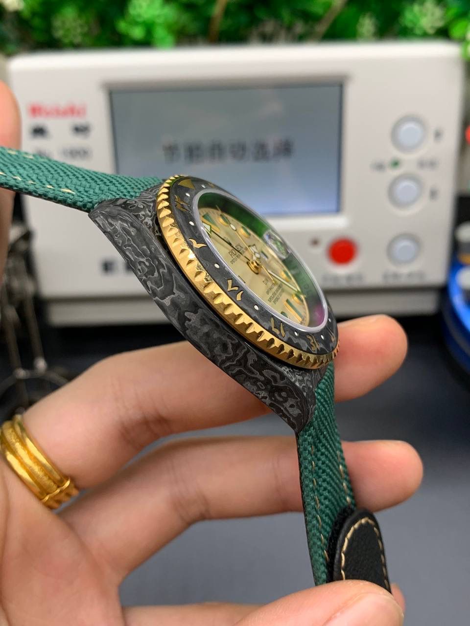 勞力士超限量GMT-MASTER II 😍💎 包含表圈、面盘等零件也全都是碳纤维材质，其中碳纤维表圈上数字刻度首次采用全新碳纤维植丁技术（非填油）塑造丰富视觉层次，质感细腻。透视底盖可清楚展示正反快速调日历的劳力士专属cal.3186机芯。搭配柔软魔术贴表带和一体碳纤维表扣。首批量产提供4种颜色表盘可选，5种不同颜色风格表带。