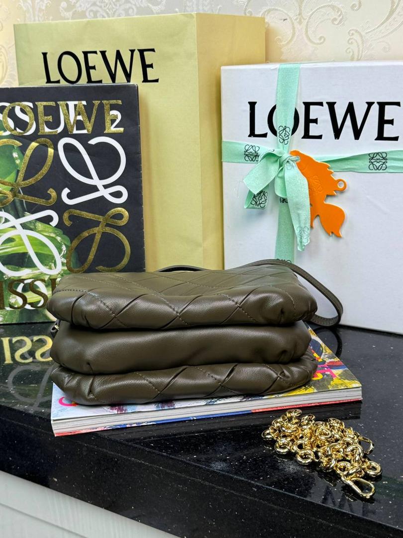 👉🏻羊皮【𝘗𝘶𝘧𝘧𝘦𝘳 𝘎𝘰𝘺𝘢】 —深卡其绿❤️ 编码：012122 尺寸：𝟐𝟑-𝟗-𝟏𝟕𝐜𝐦 ❤️采用轻柔纳帕小羊皮，经过裁剪、缝制和手工编织制成，内里一个主要隔层，一个拉链口袋和一个插袋。 ❤️配有可拆卸的金属甜甜圈链条和一条可拆卸可调节的皮革带子。可肩背和手拿