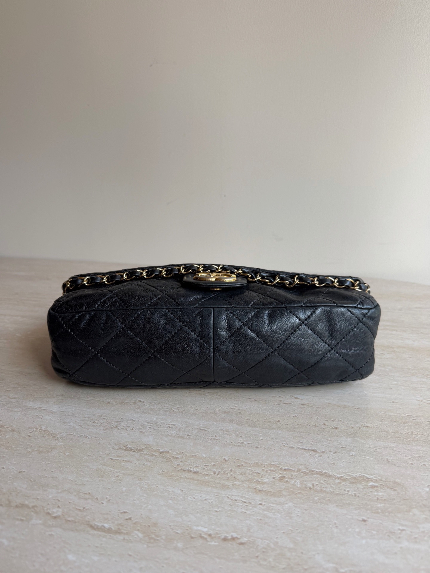 【預訂貨品】Chanel黑金滾邊牛皮腋下包 