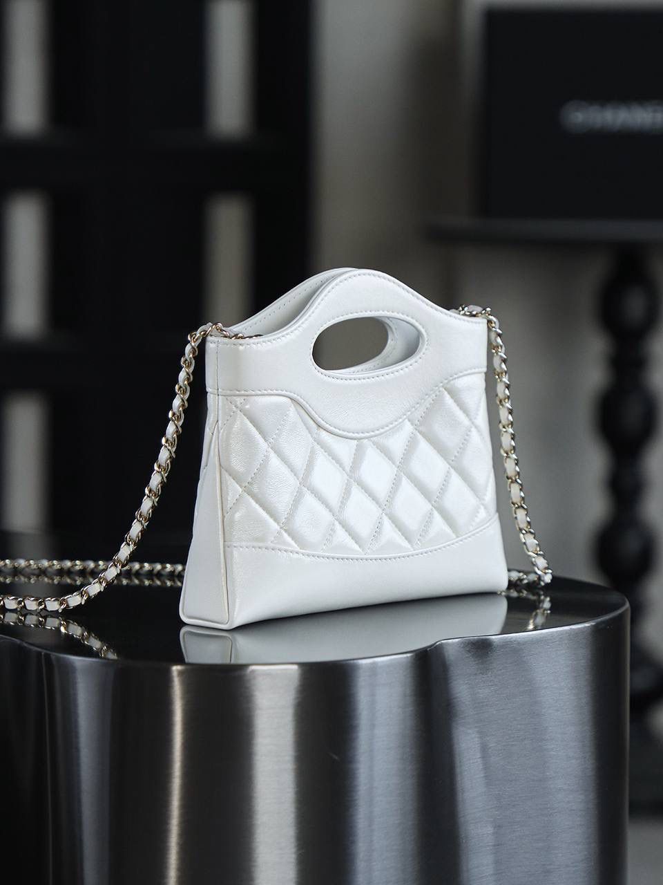 Nano 31Bag鑒定版👜 一包一碼 支持全球鑒定查驗身份證原廠專G Bonaudo皮料過關清單資料可査詢 夢中情包31bag nano超絕的仙女白色！ 更顯氣質和溫柔！ 人生總要有一隻仙女白的包包！ 31Bag nano更是時尚寵兒，實用與時尚的完美結合！ 五金：厚镀14k淡金 皮料：Bonaudo亮面小羊皮 尺寸：20*17.5*3.5cm