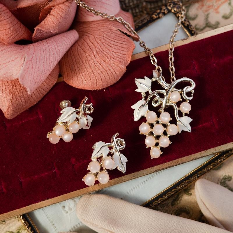 C.a. 1950s American Emamel Grape with Pink Moonglow Lucite Necklace & Screwback Earrings Set (MT1123)