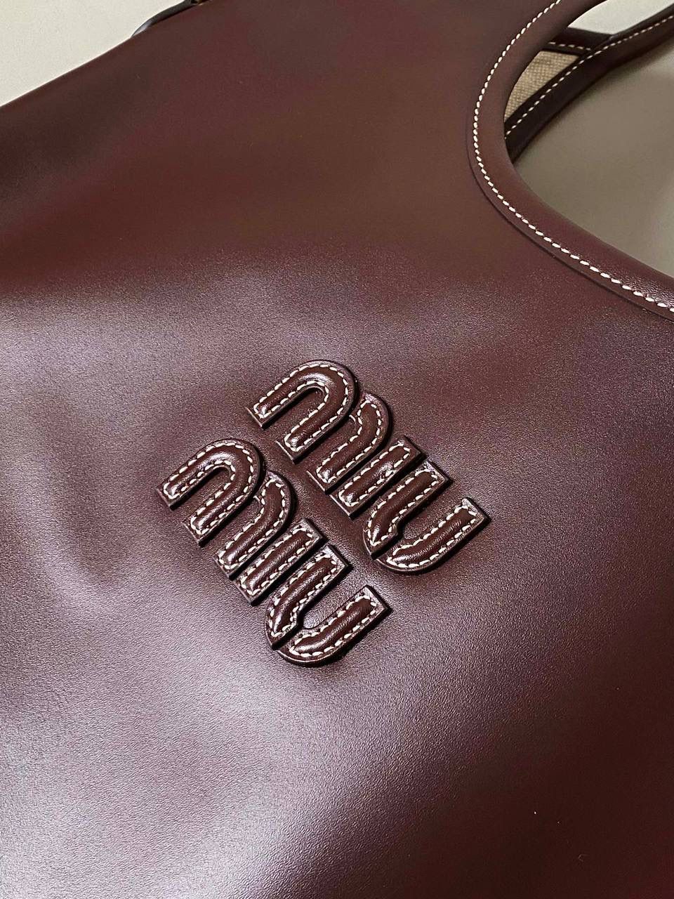 🈶石南木色 𝗠𝗶𝘂𝗠𝗶𝘂24秋冬 𝐢𝐯𝐲托特 今年这只巧克力色 给调色师跪下了！ 一整个浓浓的秋冬氛围感，已经开始期待秋天了 不管是皮质还是色泽都超有质感 根本爱到不行啊 近两年miu水涨船高，爆款制造机 出什么火什么，杀疯了已经，都去冲 35×40cm #F0110m