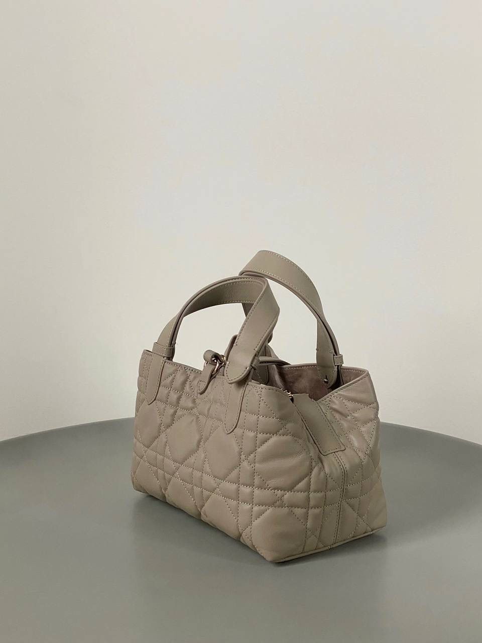 🈶胭脂米，小号 𝗗𝗜𝗢𝗥 𝗧𝗼𝘂𝗷𝗼𝘂𝗿𝘀横版 拒绝不了一点温柔的米色系 实在太好看了！很显气质 淡淡的色调，看着心情就很好 小号会更Q更嗲一些 实物蛮精致的！ 可以说目前喜爱度top☝🏻 23×15×15cm，#m1292m