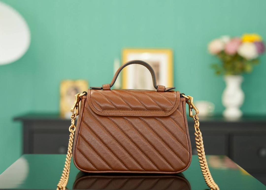 👜🔥Marmont系列绗缝手提包邮差包 焦糖色 21cm （原厂皮 全铜五金） 正品售价,500 独家原厂皮发售 限量级别 意大利原材料开发，这个大小简直是最完美的尺寸，什么随身携带的东西都可以轻松收纳，能手拎也可以单肩斜挎，自重轻，超级百搭不挑人~好看极了！！！ 官方款号 547260 尺寸大号：27x19x10.5cm 小号：21x15x8cm