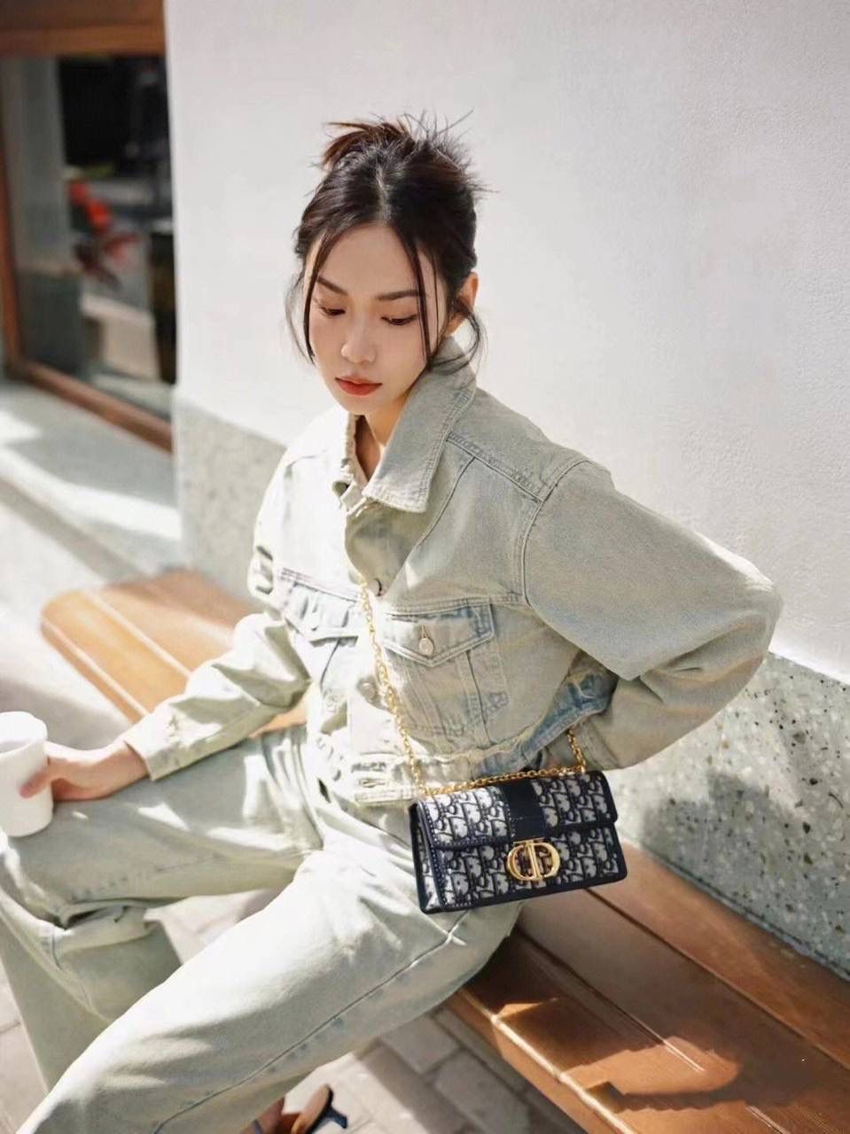 Elegant Canvas Shoulder Bag with Chain Strap