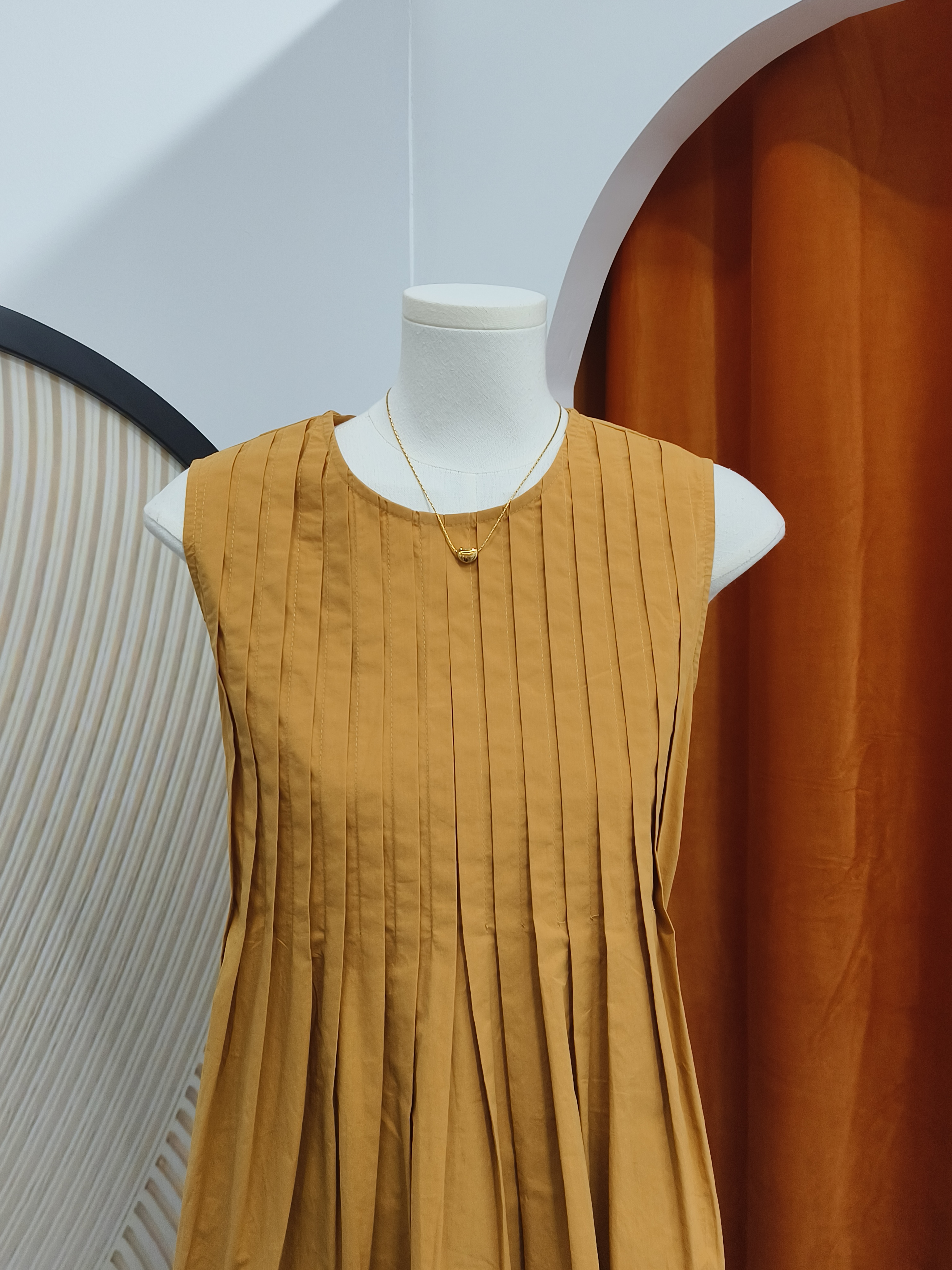 无袖压褶娃娃上衣 Pleated Peplum Top