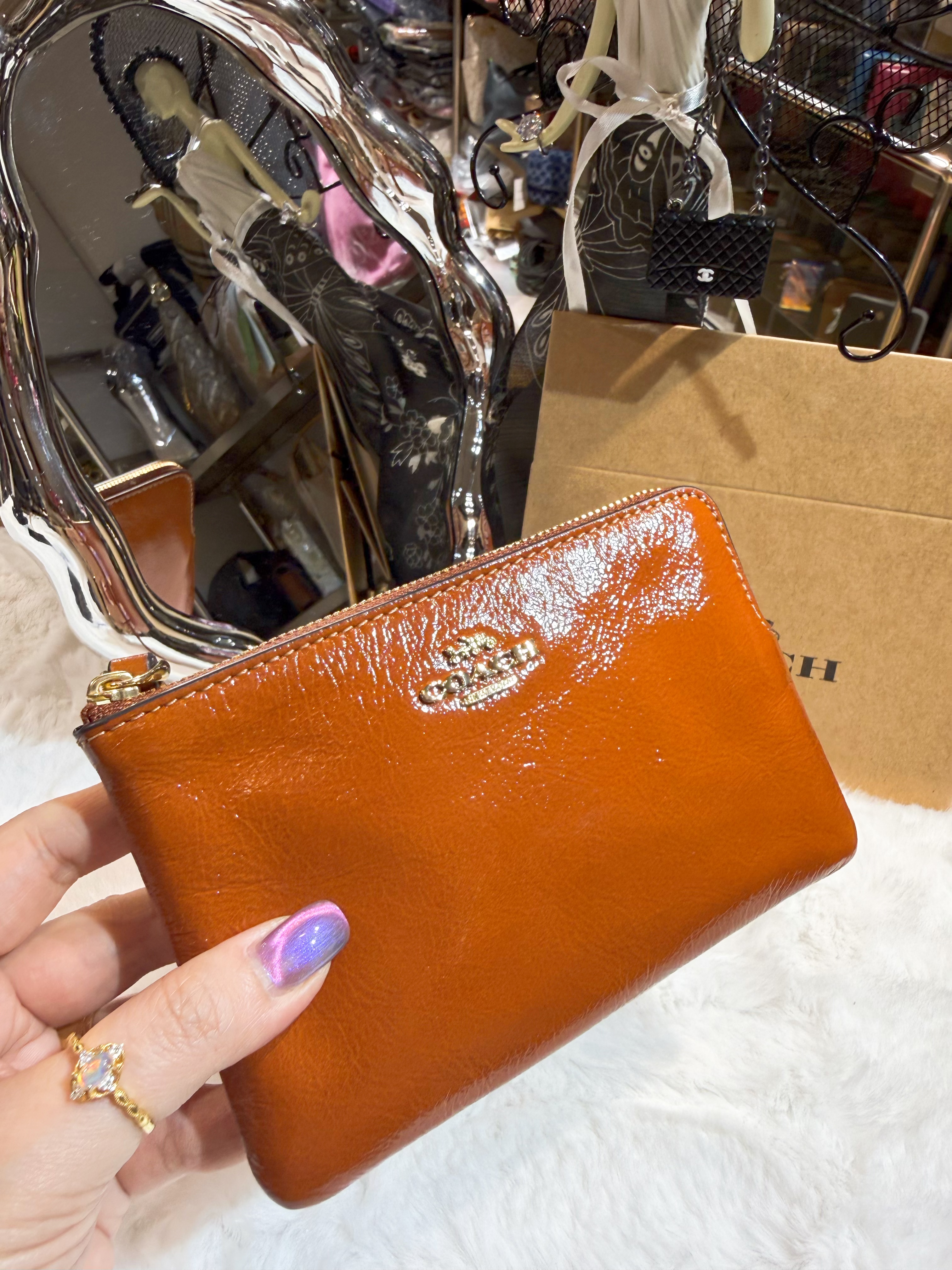 Coach wristlet pat dark honey