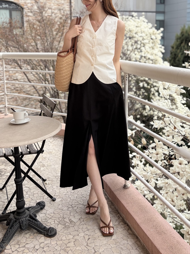 Front-Slit Midi Flare Skirt (Black)