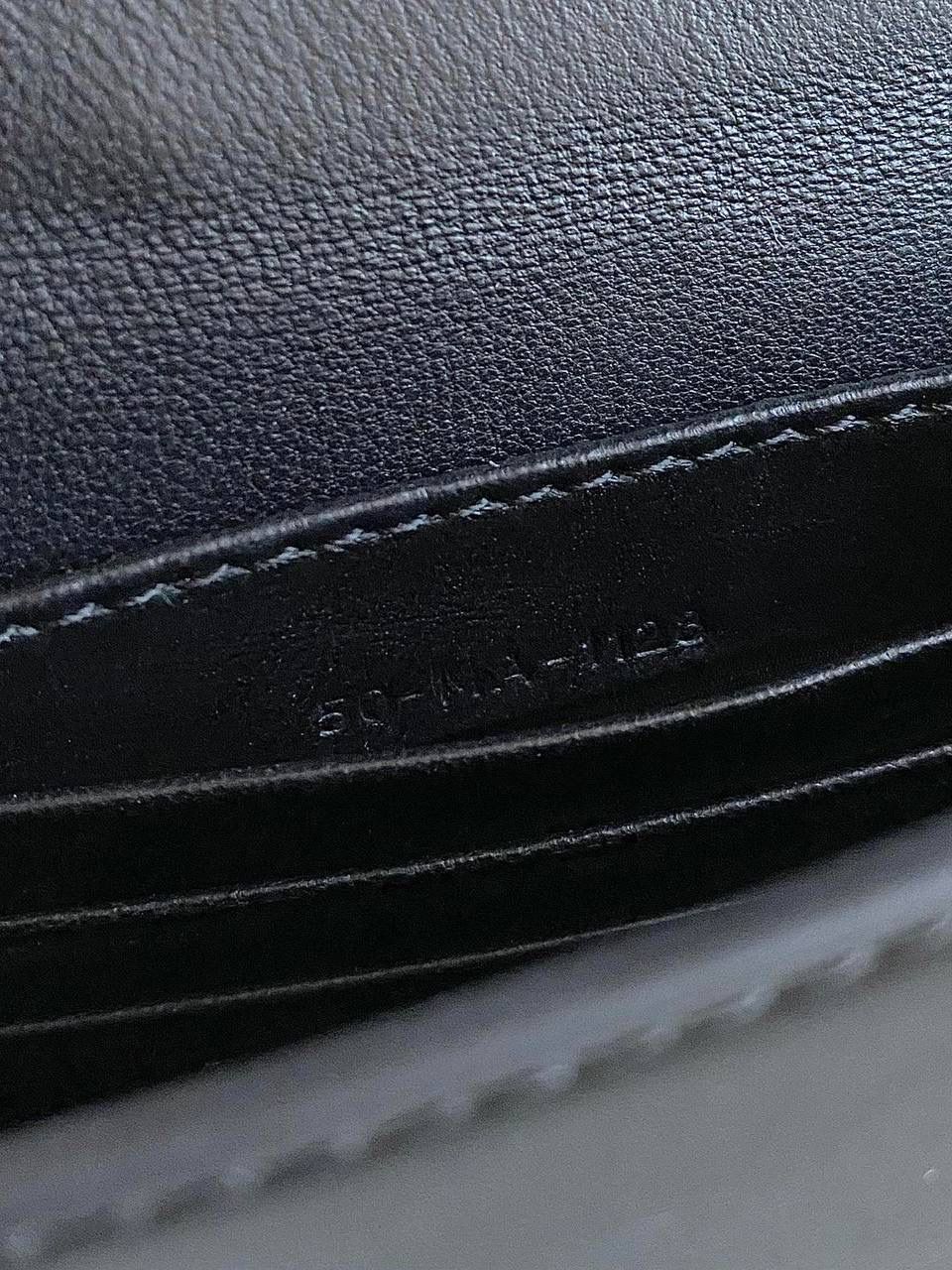 🈶全皮黑 𝗗𝗜𝗢𝗥 𝗦𝗶𝗴𝗻𝗮𝘁𝘂𝗿𝗲 链条手袋 全新系列一出直接萌翻天，很难不火 通常在金属包扣或链条装饰的CD字母 这次当了回主角，直接放大像极了猪鼻子 压印浮雕质感和字母的立体弧度，好高级 成了包身上一眼就能看到的重点元素 女生风格多面，包包更是如此 当一只小可爱不仅可以斜挎单肩 还能拎着当手拿包，搭配丝巾腋下背 基本就已经被拿捏住了！！ 翻盖开合像个小盒子，日常通勤容量OK 21×11×5cm，#8133m