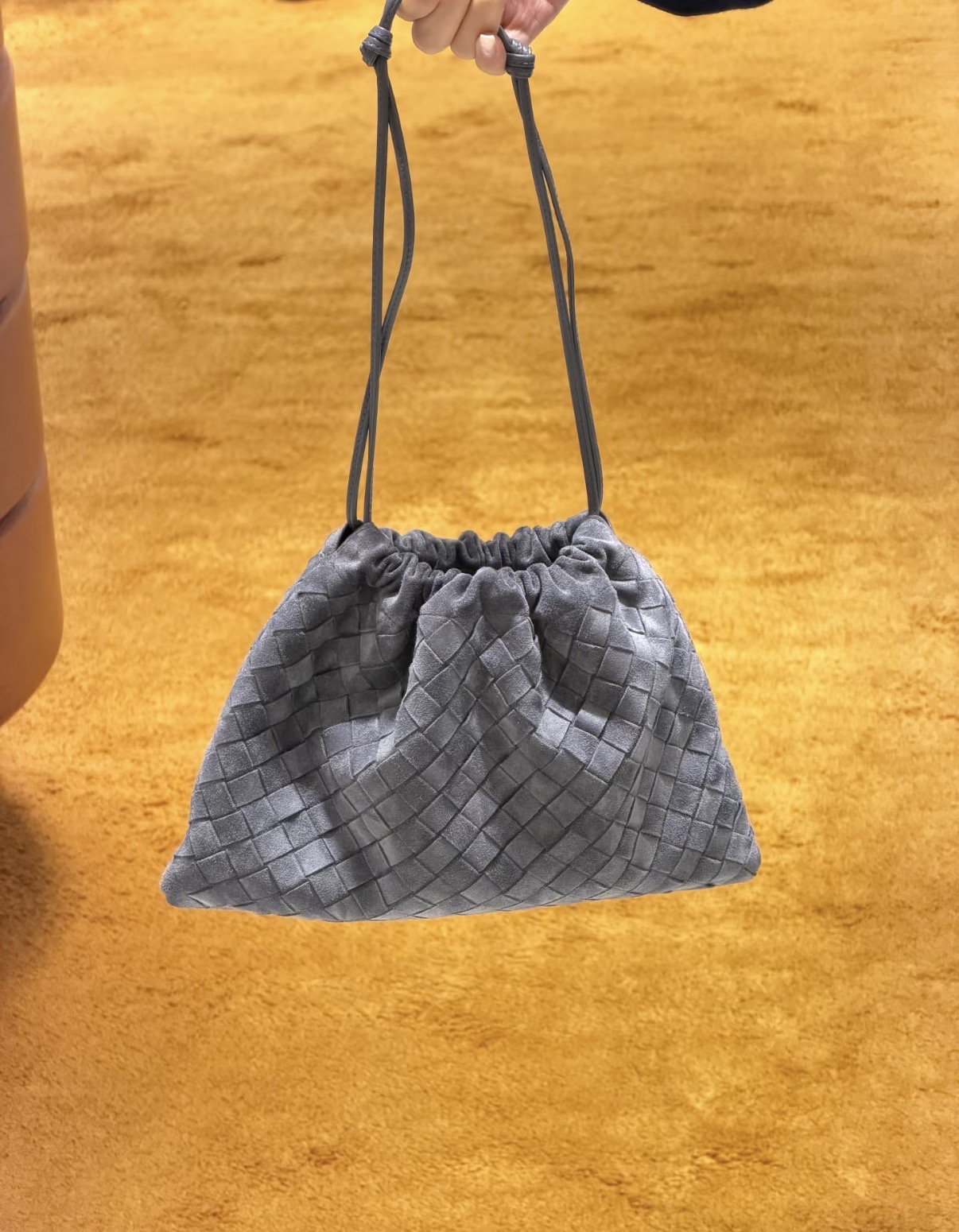 指定款式限時優惠❣️新色🩶Obsidian gray 曜石灰 自帶高級感!!  訂貨🍒BV suede Medium Dustbag  超適合秋冬的麂皮✨ Size 32x23cm