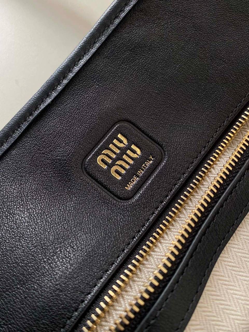 🈶黑色色 𝗠𝗶𝘂𝗠𝗶𝘂 手提包·横版 这只Aventure我要夸爆它！ 绝对是公文包中的颜值天花板 这款有多难买不用多说，绝对的断货王 酷酷的慵懒感洋气且时髦 还有一丢vintage感，超有调 上班通勤，日常出街都超出片 22.5×44×14.5cm #F0023m