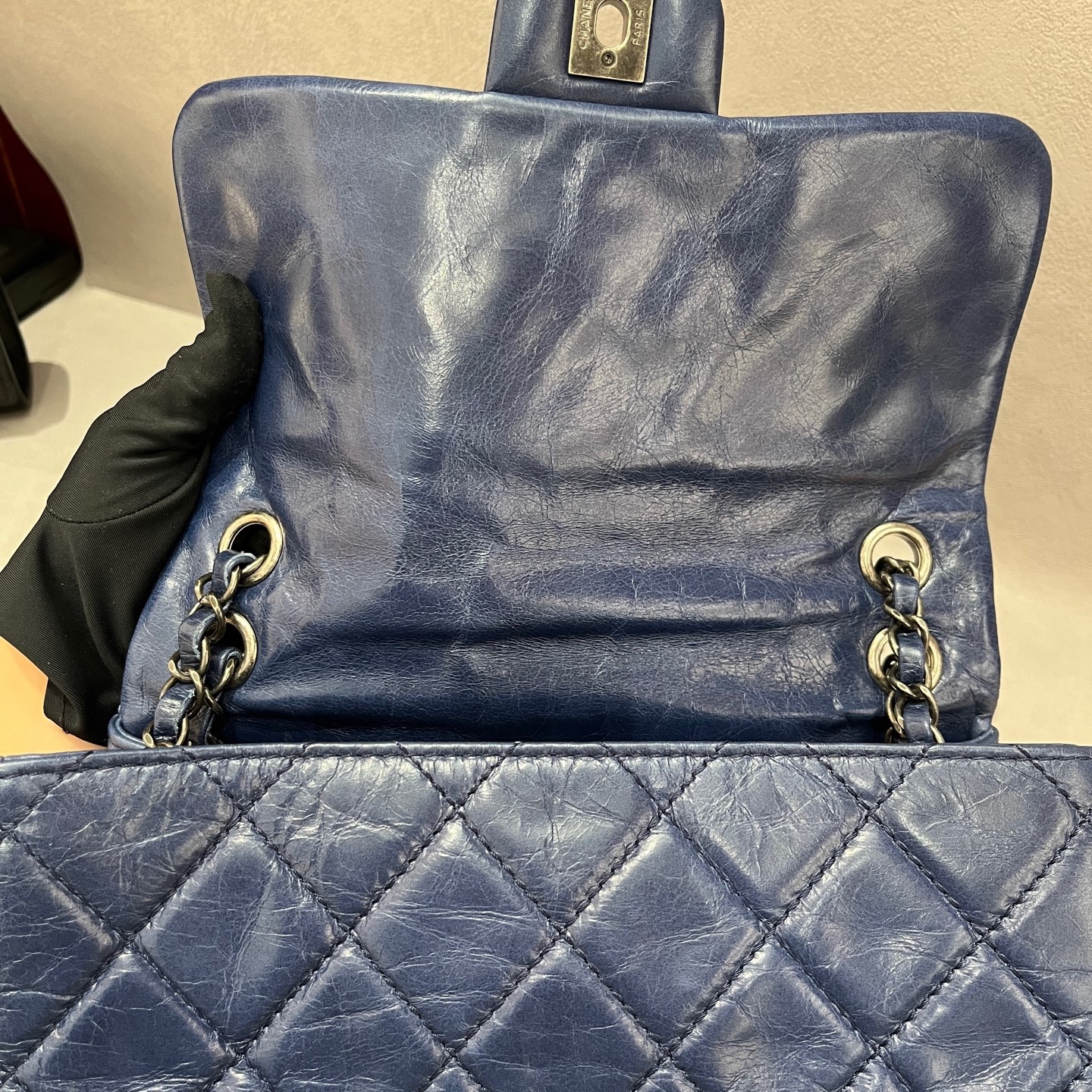 【預訂貨品】Chanel 15C油蠟皮深藍色斜孭袋