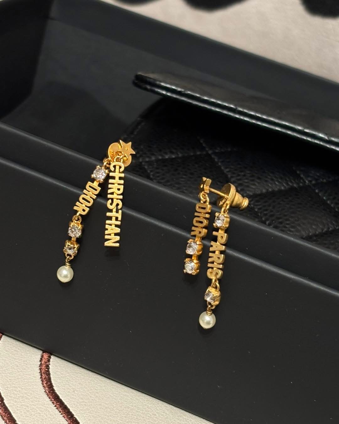 Dior earrings  100%Authentic, 98%New ✅dust bag 