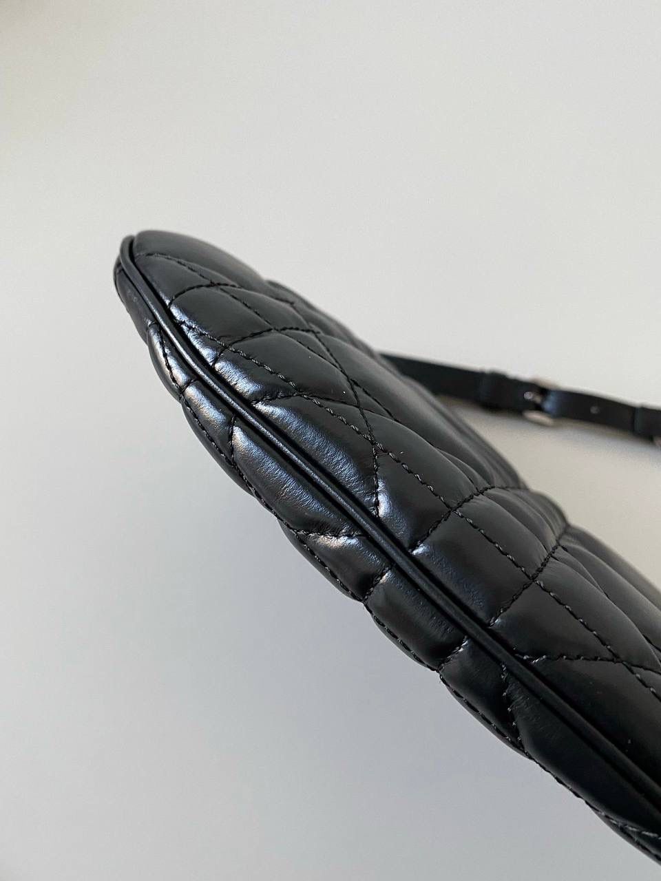 🈶黑枪 𝗗𝗶𝗼𝗿 𝗰𝗮𝗿𝗼系列的郁金香手袋 我的新包有魔法！超级好玩的 还是超大藤格纹小牛皮，柔软质感 最惊喜的是在肩带链条上的灵活性 抽提搭扣法瞬变郁金香花苞形状 可可爱爱！手拎手提，随意切换腋下背 法式时髦感很强啊，一只上身超绝的小包 25×16×2.5cm，#7101m