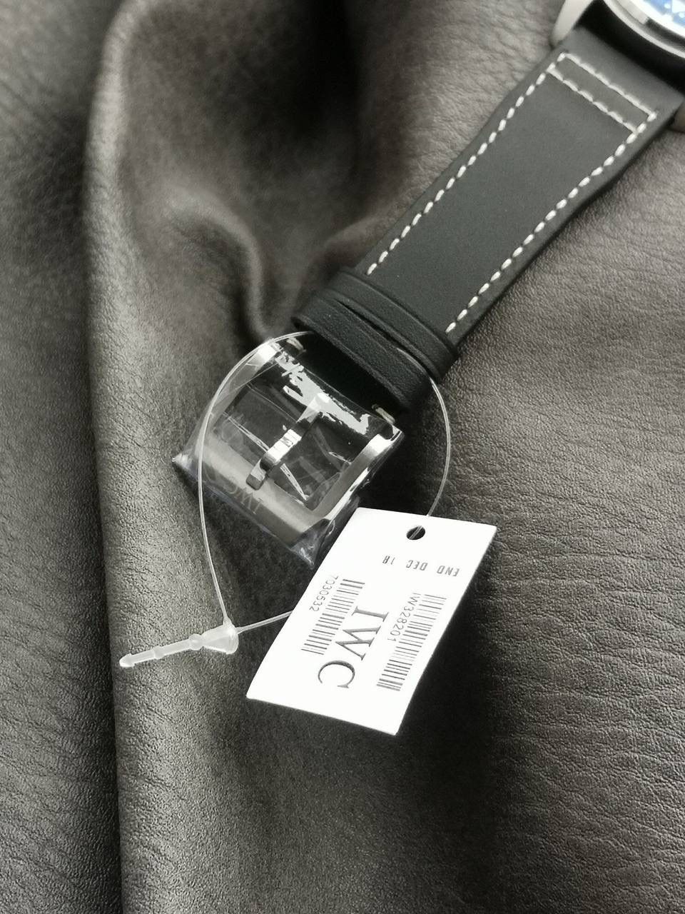 V7厂此款表盘与原装同样，仍配备通透度同步原装的进口双面防反光凸状蓝宝石镜面，刻度和时标依然保持白色印制工艺，与马克18的区别增加了3、6、9、12时标的长度，夜光条变化成夜光图层，阿拉伯数字时标则整体向表盘中央靠近，12点“IWC”标志略微上移，三角刻度也改为水滴夜光呈现全新的视觉比例。日历统一白底黑字台阶窗口也位同数字的一个圆轨道上，与背景形成更醒目对比，盘面上的荧光元素和指针在任何光线条件下，都能确保可读性。时针、分针现在经过镀铑处理，并且指针针尾有稍微做弯（注:有别于市场版本，v7细节把控向来严谨，放大来看亦无可挑剔） V7厂独家专用马克进口牛皮，其材料，做工，佩戴感100%同步原装，全新开模的表扣，打磨刻字功底扎实，表扣与表带均采用自拆装置，实用功能是EasX-CHANGE®简易更换系统，无需借助其他工具，可以轻松更换链带，难辨雌雄。这也是有别与市场版本特点。 V7厂仍采用进口瑞士全新SW300机芯，性能同样出色，精准恒久，无返修烦恼！V7亦同时提供亲民版的海鸥2892稳定版供选，其外观细节均与瑞士版本一样。