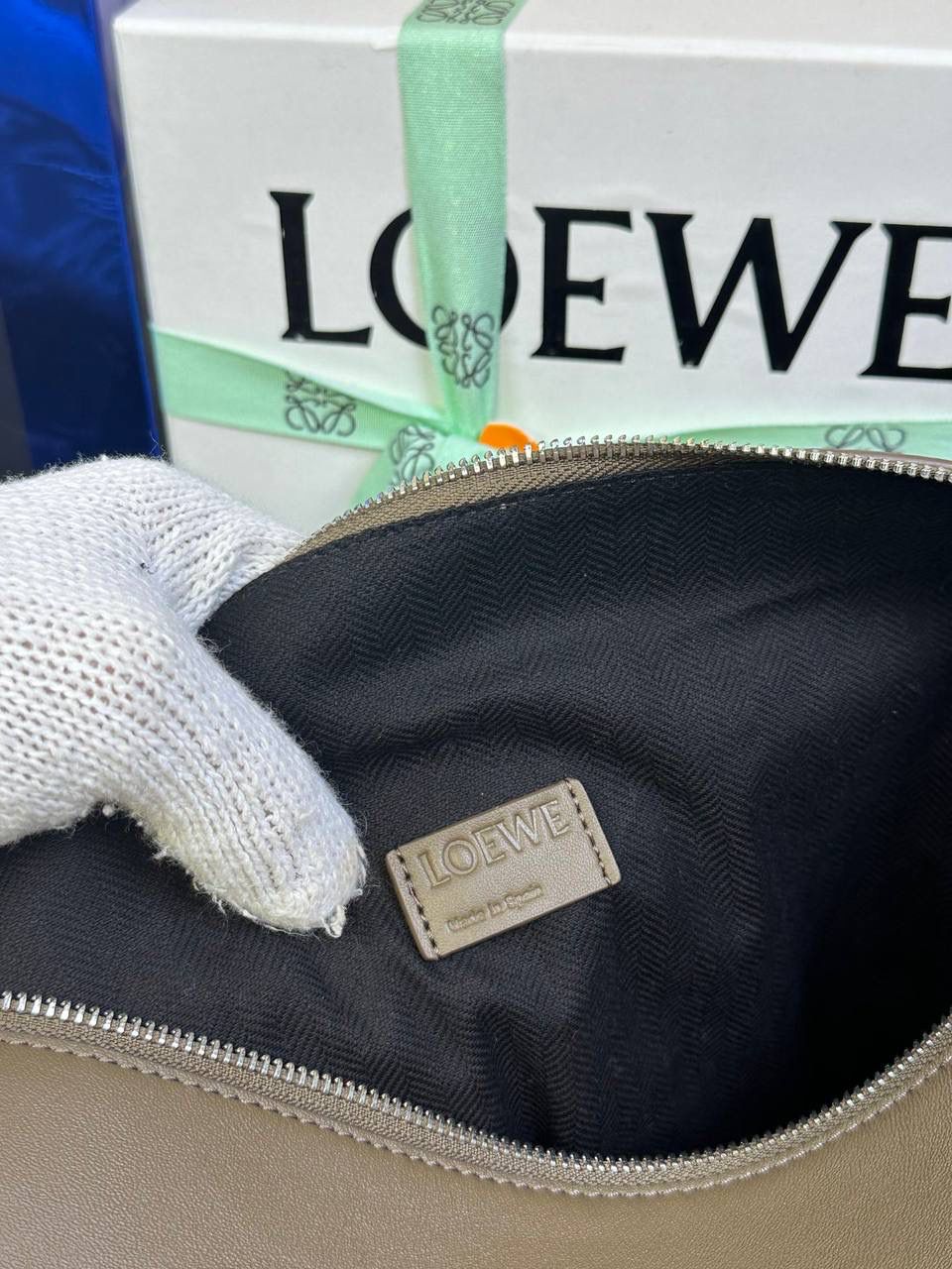 *𝐂𝐮𝐛𝐢 🍓2024最新款 大号斜挎包😎 尺寸:𝟒𝟒-𝟏𝟖-𝟑𝟎cm 编码:062353冬季棕 宽敞且柔软的cubi手袋，光滑细腻，可任意折叠体形，配有Anagram刺绣提花肩带。 肩带可调节，可斜挎或侧背，拉链封口，人字纹棉质帆布衬里，内里可置放13/14寸笔记本电脑~