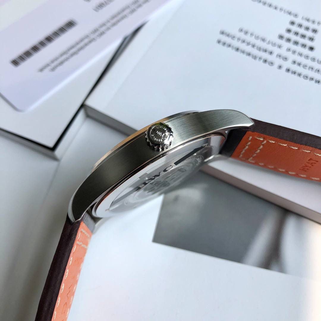 硬货首发，市场独家！IW327003，316L精钢材质，非凡工艺，让小厂知难而退！万国飞行员马克十八传承腕表，采用原装瑞士ETA王牌机芯w-300,40mm表径，全数字刻度超强夜光，双面防反光凸状蓝宝石玻璃表镜。独家渠道进口意大利SANTONI牛皮，一条牛皮成本相当于市场一般牛皮的几倍，在很多细节的把控上都已达到行业顶级，且多项可为标杆，整表细节一丝不苟。 原装价格3W余，一般人均可轻松驾驭，此款万国飞行员腕表视为万国经典款型，任何场景着装均适合佩戴，可谓百搭神器。全套包装出货