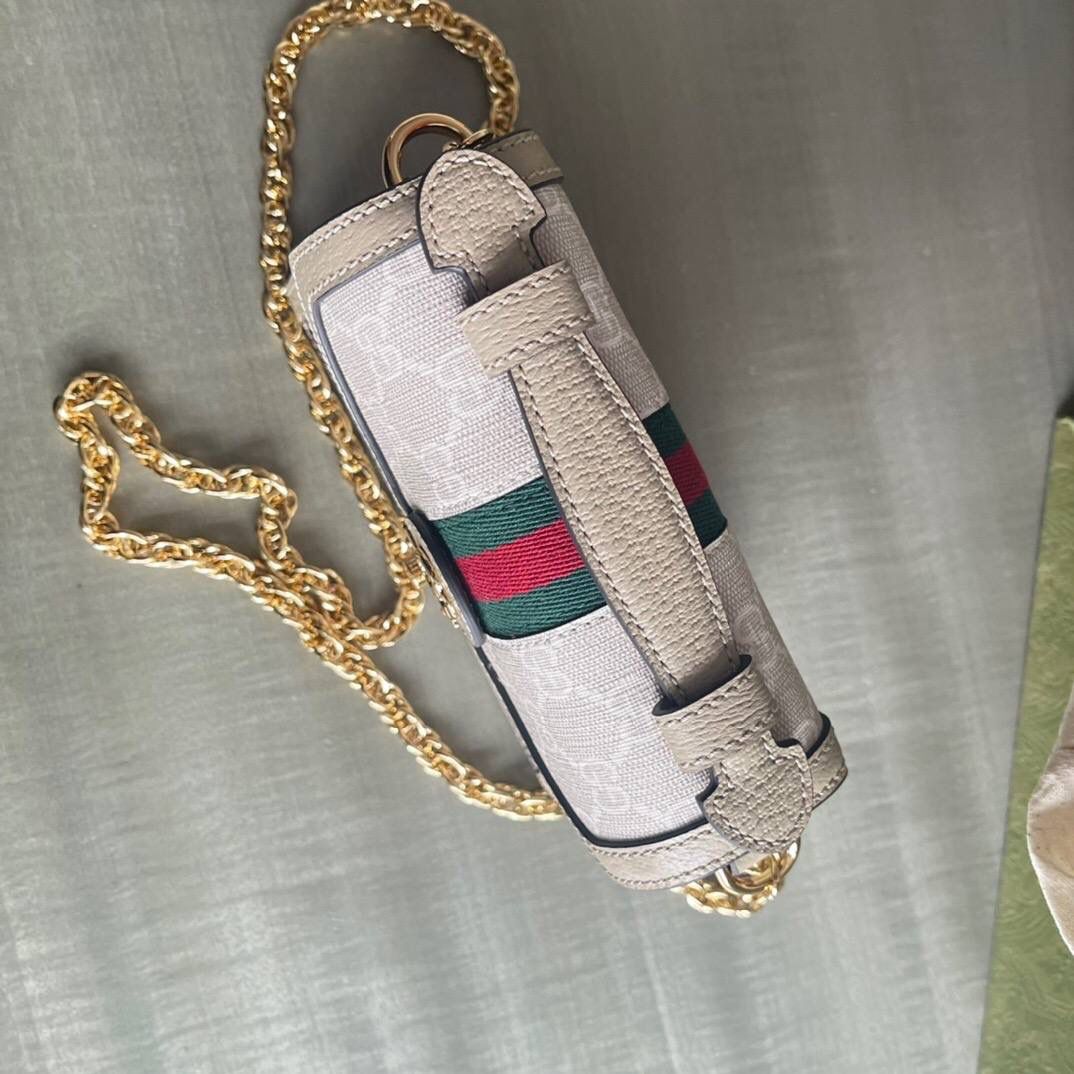 独家特级正品 g696180：尺寸：17.5136cm!全新时装系列用色彩讲述动人的故事。gg supreme帆布是品牌的一款代表性面料，其灵感源自30年代的典藏设计。经典米色和乌木色设计经焕新演绎后，呈现为米色和白色的清新组合。🔥🔥