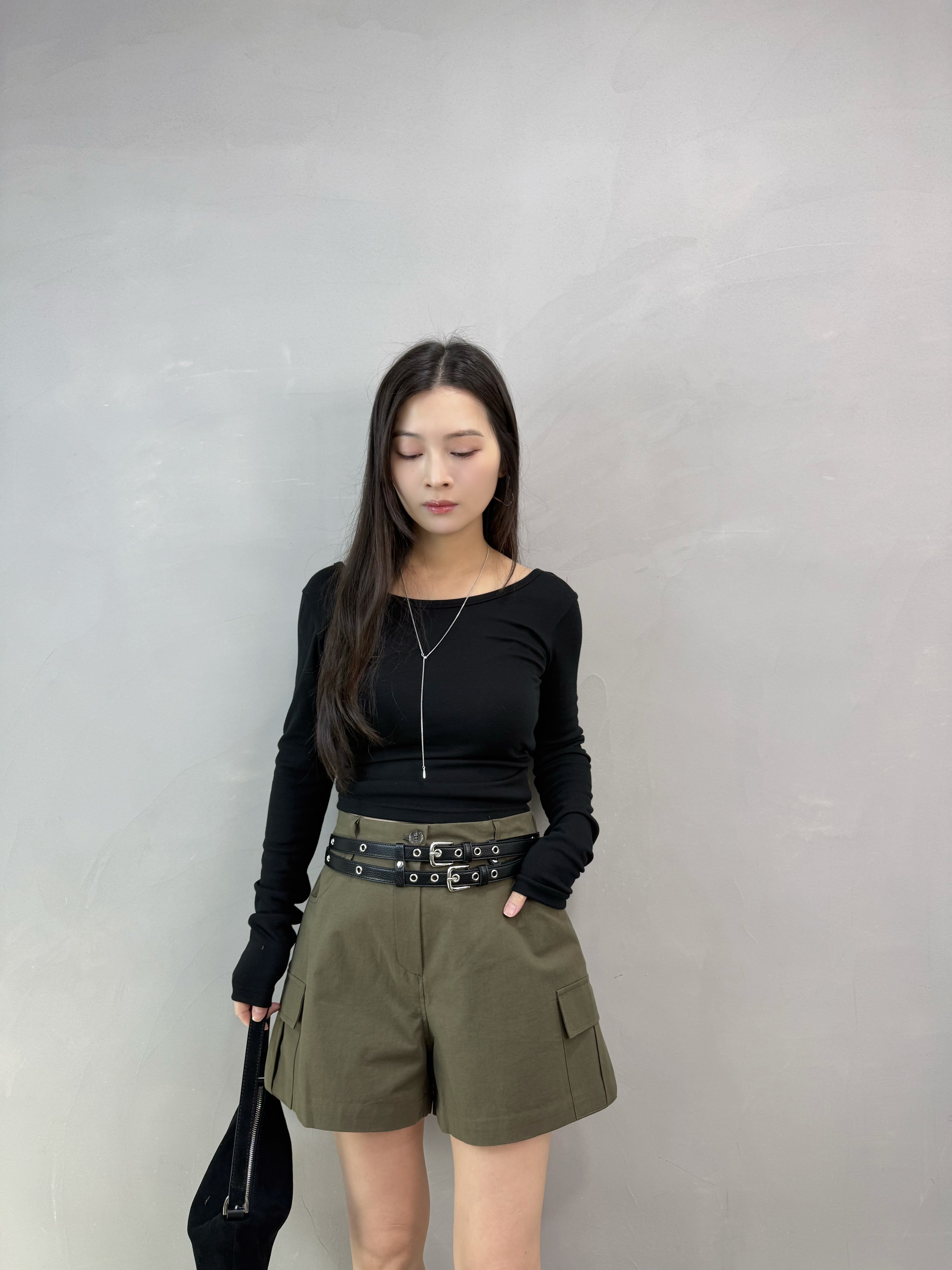 H05 後扭結露背tee