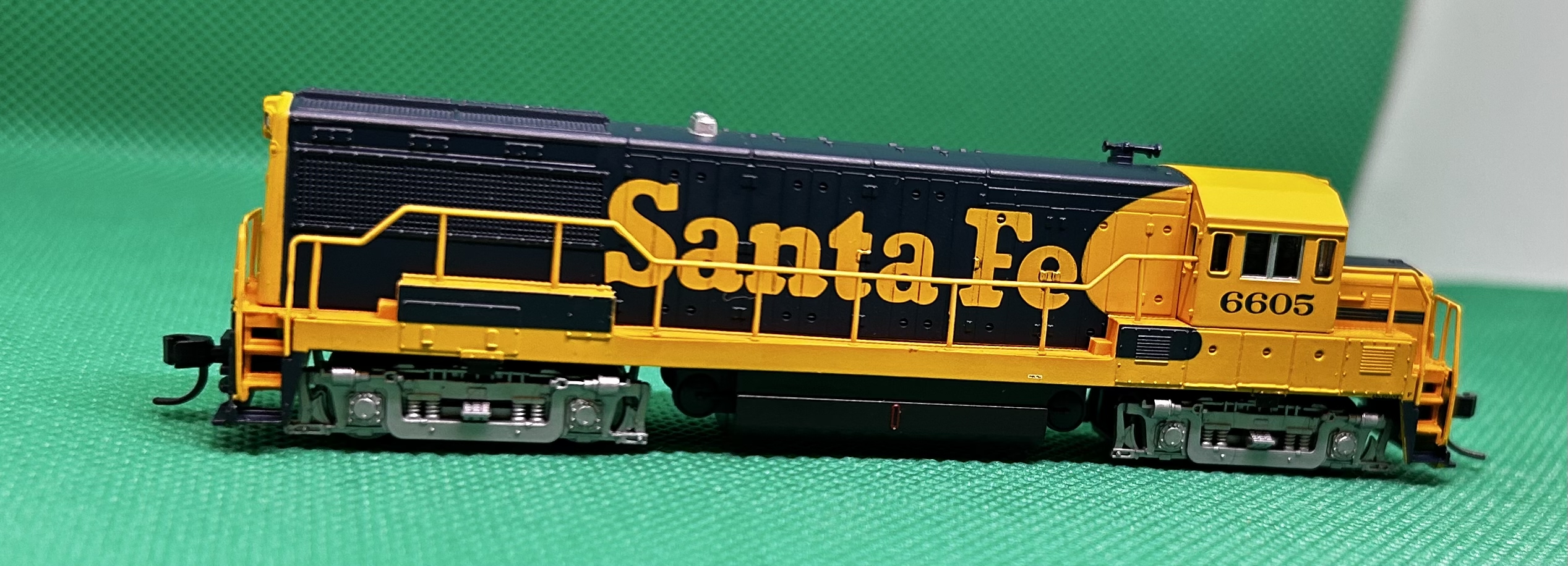 Atlas N' USA diesellok U25B PH.2A Santa Fe #6605 NEW IN THE BOX DCC Digital