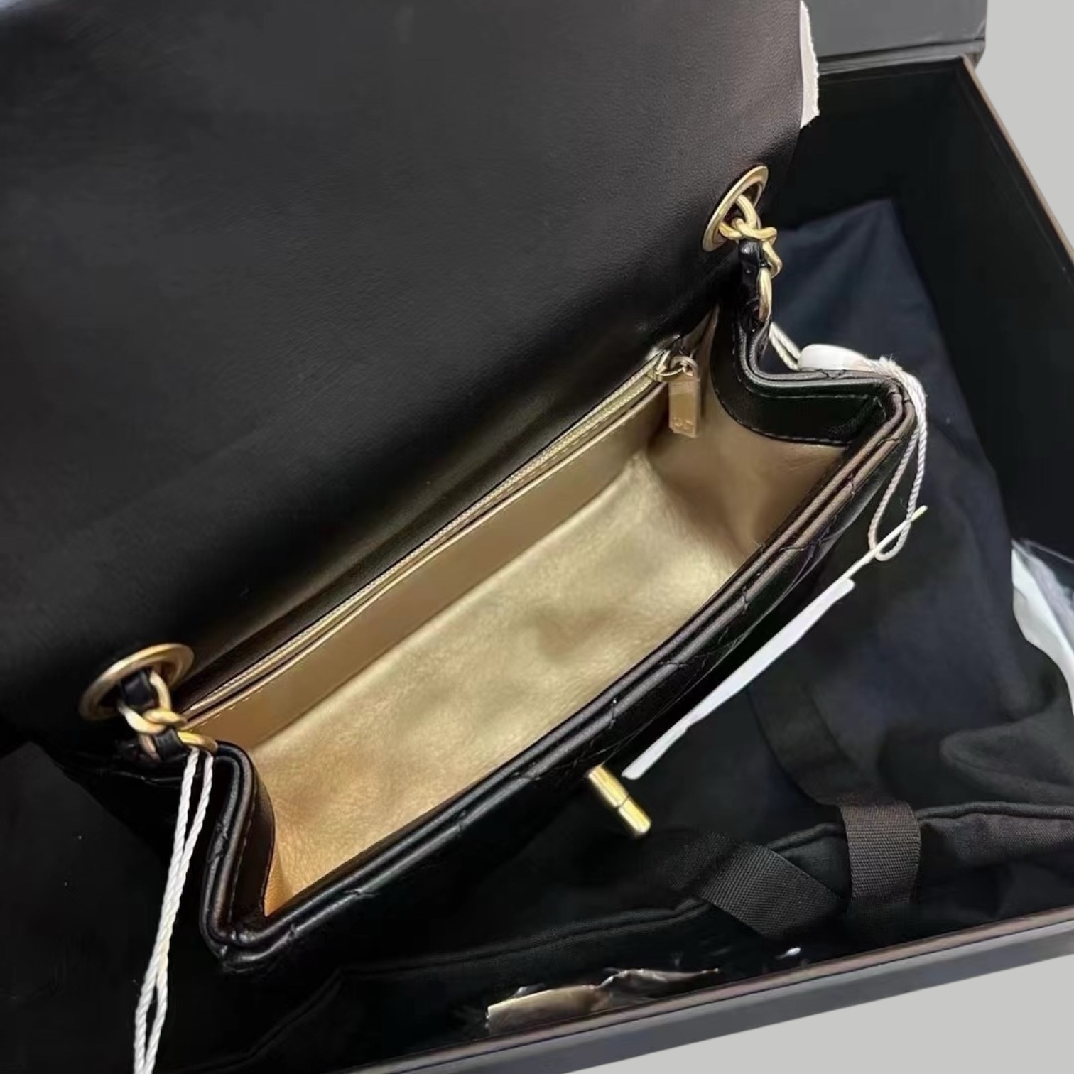 Chanel 羊皮方胖金球