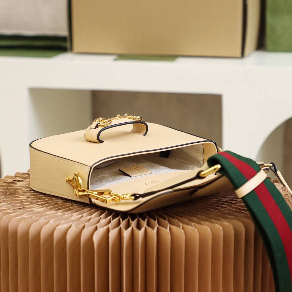 ▪️𝐇𝐨𝐫𝐬𝐞𝐛𝐢𝐭 𝟭𝟵𝟱𝟱 𝐌𝐢𝐧𝐢 #658574#正品皮▪️ 🔳尺寸：20.6*14.4*5.1cm🔳 马衔扣𝐇𝐨𝐫𝐬𝐞𝐛𝐢𝐭 𝟭𝟵𝟱𝟱系列， 这一届的𝐌𝐢𝐧𝐢马鞍包风格，增添了混搭格调， 配有两条不同的肩带， 配皮肩带呈现出了优雅低调， 与红绿肩带完全不同的感觉， 红绿肩带呈现了强大的品牌标志性的味道！ 全皮系列更加加分， 给人留下了更加低调优雅知性的味道！简直太香了！🔥🔥