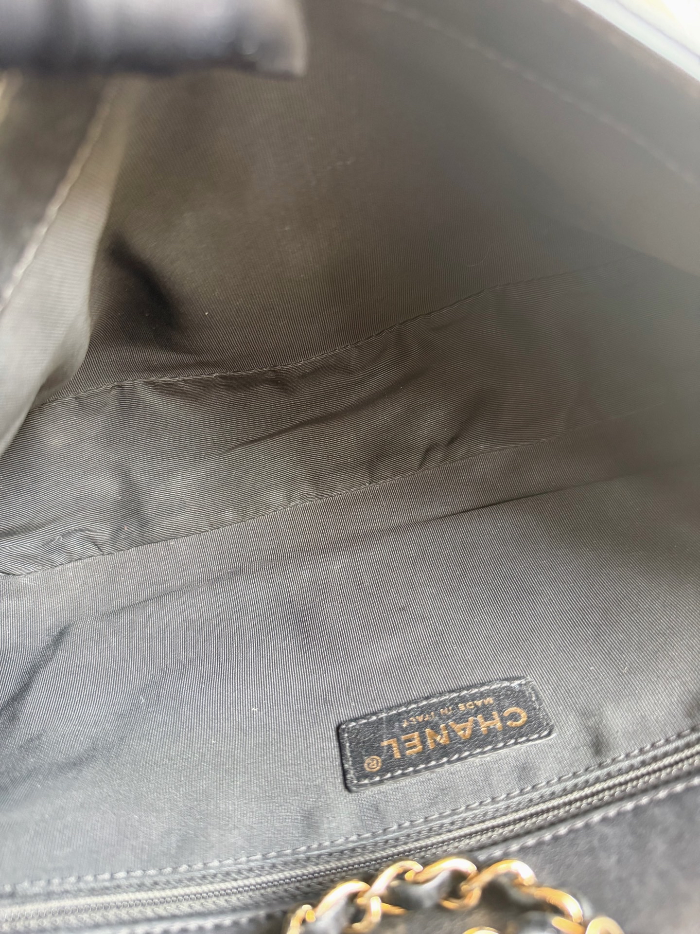 【預訂貨品】Chanel黑金滾邊牛皮腋下包 