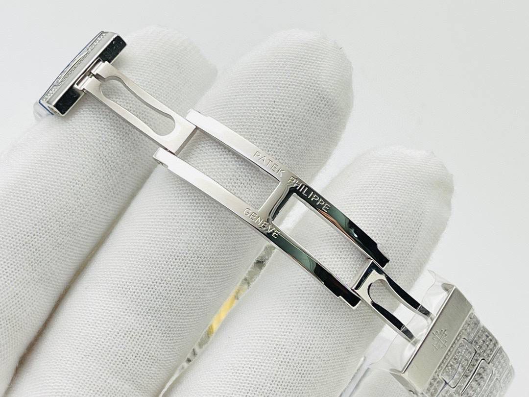 百达翡丽PATEK PHILIPPE优雅运动系列5711/1A鹦鹉螺，钢表之王，全网最佳解毒方案！细节方面： 1⃣️直径40毫米！ 2⃣️搭配定制版机改Cal.324自动机芯。 3⃣️316L定制级人体工程学表带！ 4⃣️钢带圈口珠是钻石型的，与正品相结合。