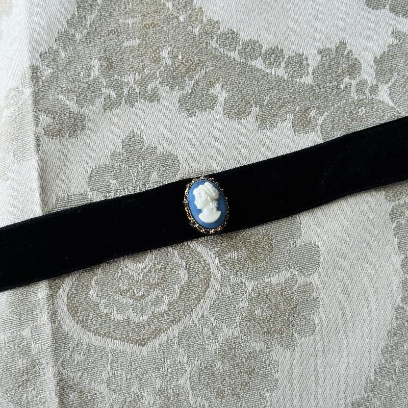 Vintage Recomposed Czechoslovakian Blue Glass Cameo Velvet Choker (NZ068)