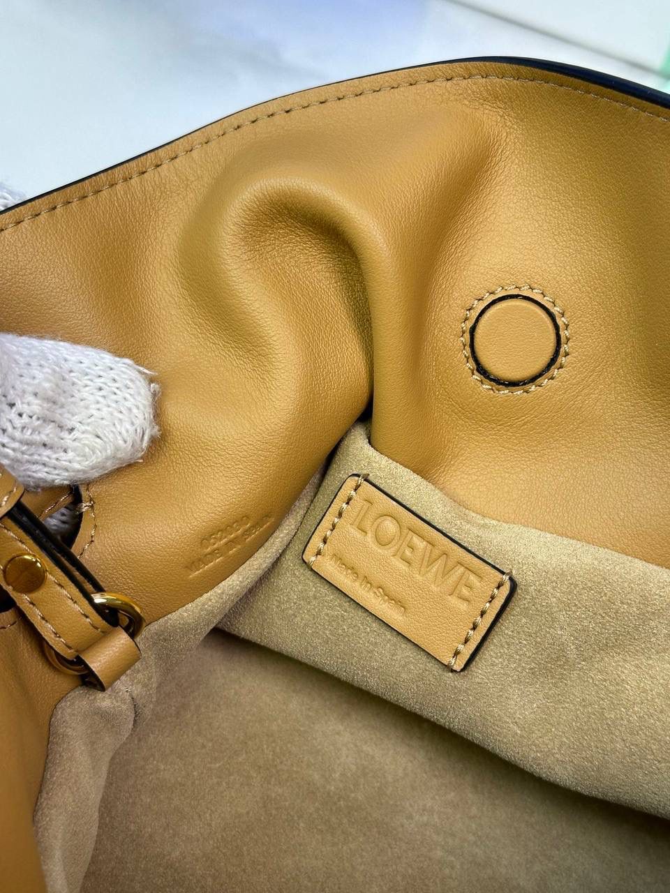 Flamenco clutch ✦迷你✦ 尺寸：𝟐𝟐.𝟓-𝟏𝟖-𝟗𝐜𝐦 型号：052030 棕色 ❤️mini flamenco clutch bag 可手拿亦可优雅斜挎 云朵般温暖亦轻盈的造型如此简单，💯耐看💯不会out的款式！ ❤️包袋采用进口小牛皮，手感如羊皮般细腻柔软，却比羊皮更加结实耐用，麂皮内衬 ❤️品牌标志性绳结设计，收紧袋口就是小福袋造型，超Q，看着不大实际超会装😇