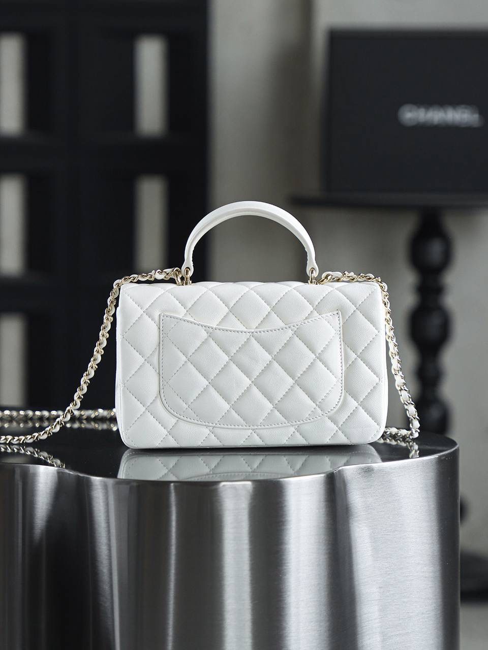 CF Mini手提包鑒定版 👜 一包一碼 支持全球鑒定查驗身份證原廠專G GR原廠皮料過關清單資料可査詢 經典的翻蓋加上獨特的提手，既保留了CF經典韻味，又增添了一份俏皮！ 而且單肩、斜挎、手提三種背法隨意切換，它都能輕鬆成為焦點！ 五金：全銅淺金扣 皮料：GR原廠小羊皮 尺寸：12*20*6cm