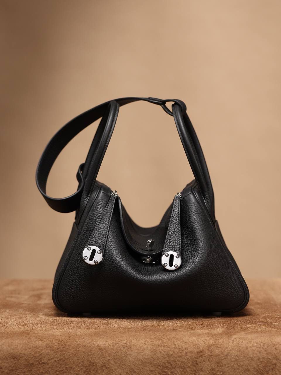 Hermes 爱马仕 Lindy 26cm 黑色银扣👜✨ Lindy 独家渠道货 独家欧洲原厂皮原厂五金组装的ZP尾单货 尺寸：26*18*14 cm Lindy是采用原厂的正品TC皮，什么是TC皮？ 爱马仕专用的clemence,简称tc皮，是Hermes最受欢迎的皮革之一，颜色会比Togo少一些，但是纹路比Togo细腻，含油更高，更软，因此稍稍有些下垂感的特点。欣赏独家货源的美 闭眼入😍🔥